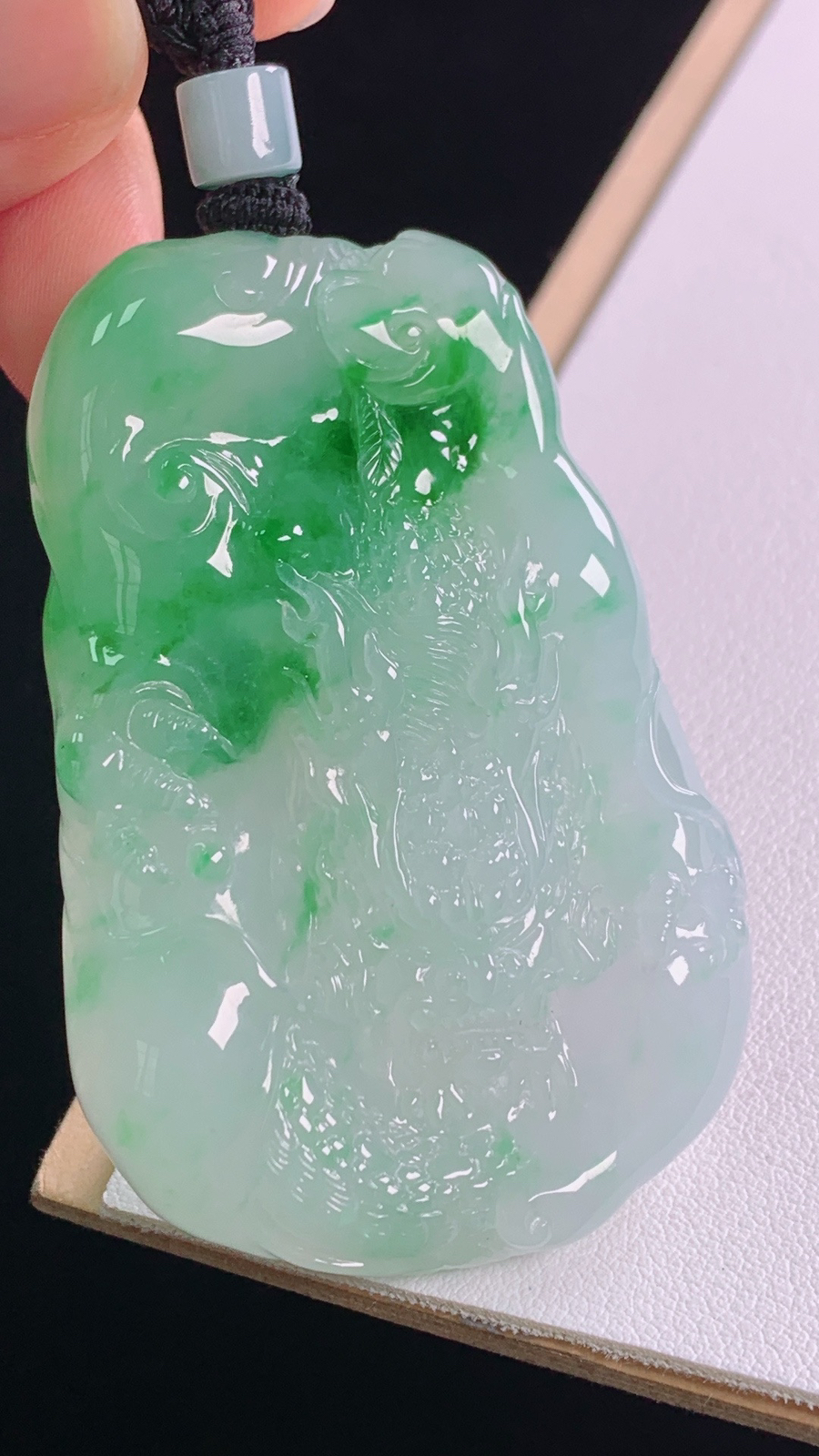 冰飘绿龙牌
雕工精湛，底子细腻，霸气
尺寸:71.4-61.4-40.9-12.1mm