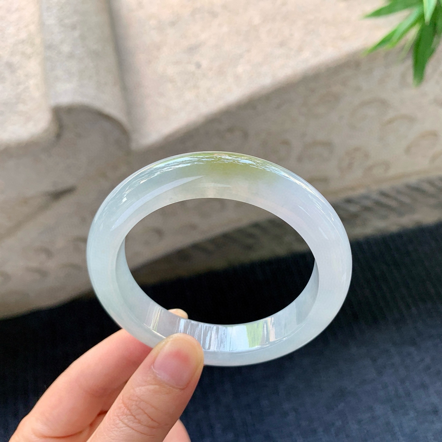 正圈55 56
【圈口】56.2/12.7/9.1
【描述】冰糯飘黄翡，水润，种老，细腻，无纹裂！