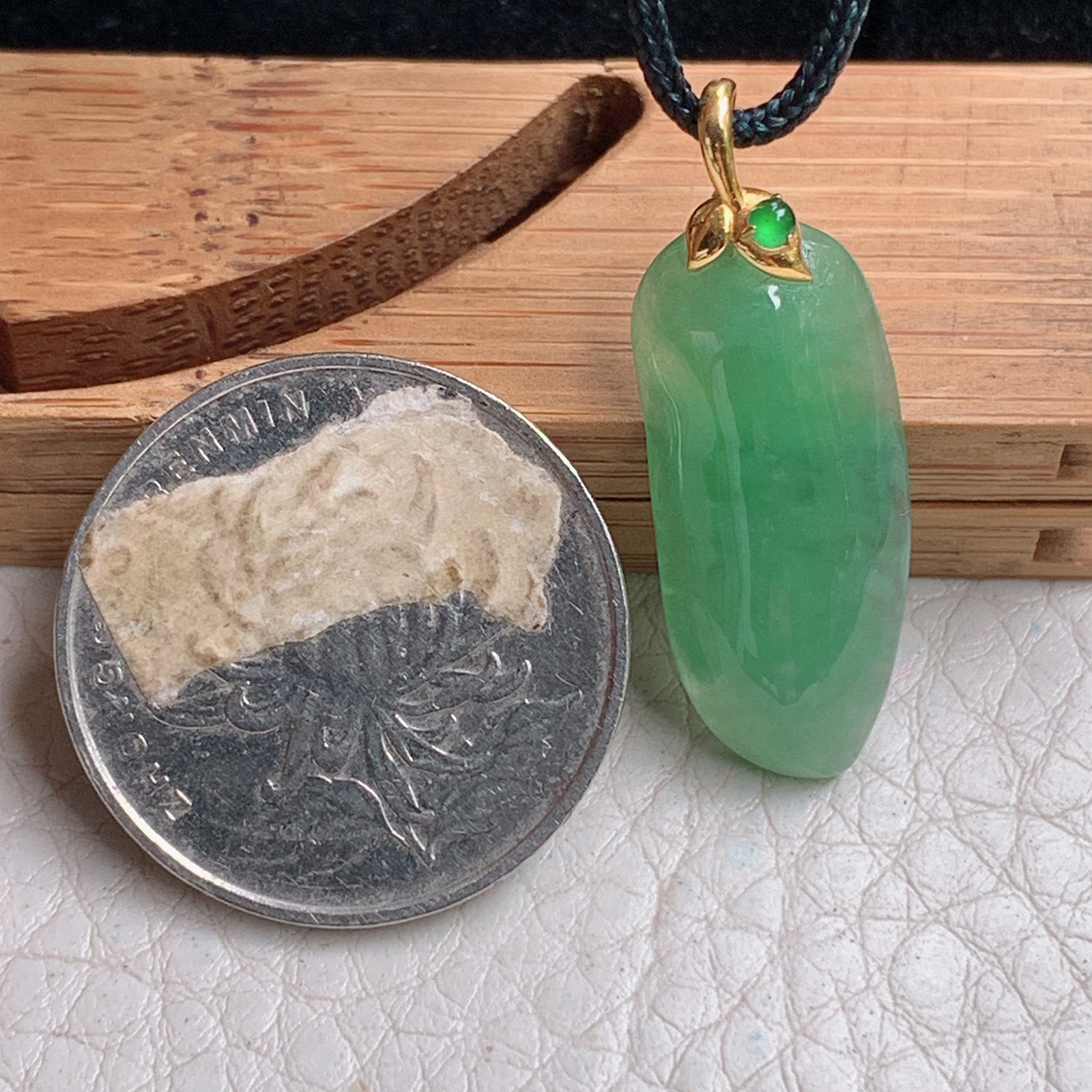 zz3实拍28*11.3*4.3缅甸翡翠满绿精美小福瓜小吊坠 镶金锁骨坠