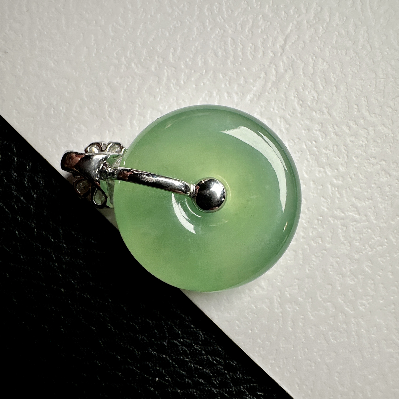 【冰种晴绿平安扣】质地细腻，品质很好，冰感十足，胶感明显，收藏品质，18k金钻镶嵌，裸石尺寸21.8*6.8毫米