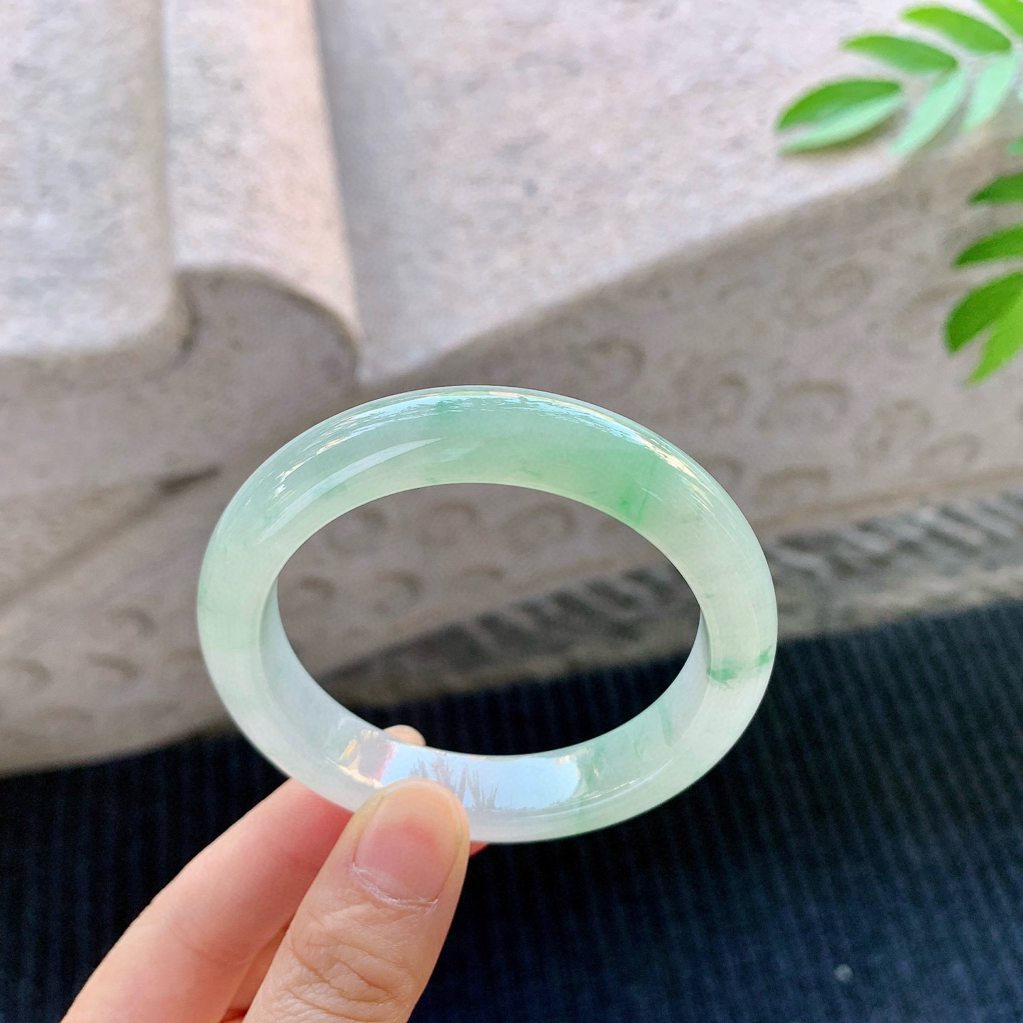 正圈53 54
【圈口】54/11.5/8.5
【描述】冰糯飘绿，水润，种老，细腻，无纹裂！