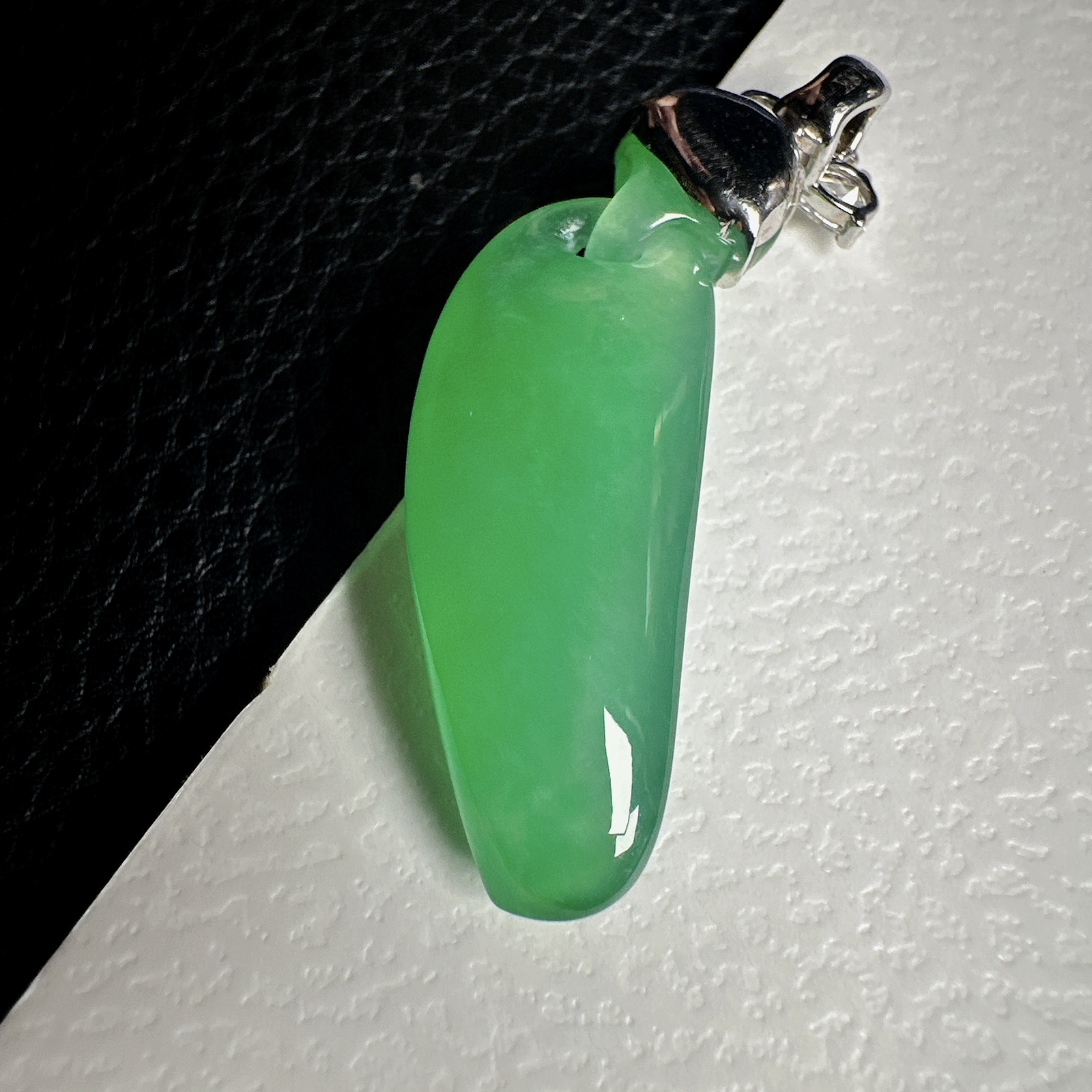 【冰种满绿福瓜吊坠】种水上乘，晶莹剔透，纯净通透，18k金钻精美镶嵌，裸石尺寸34*11*6.6毫米