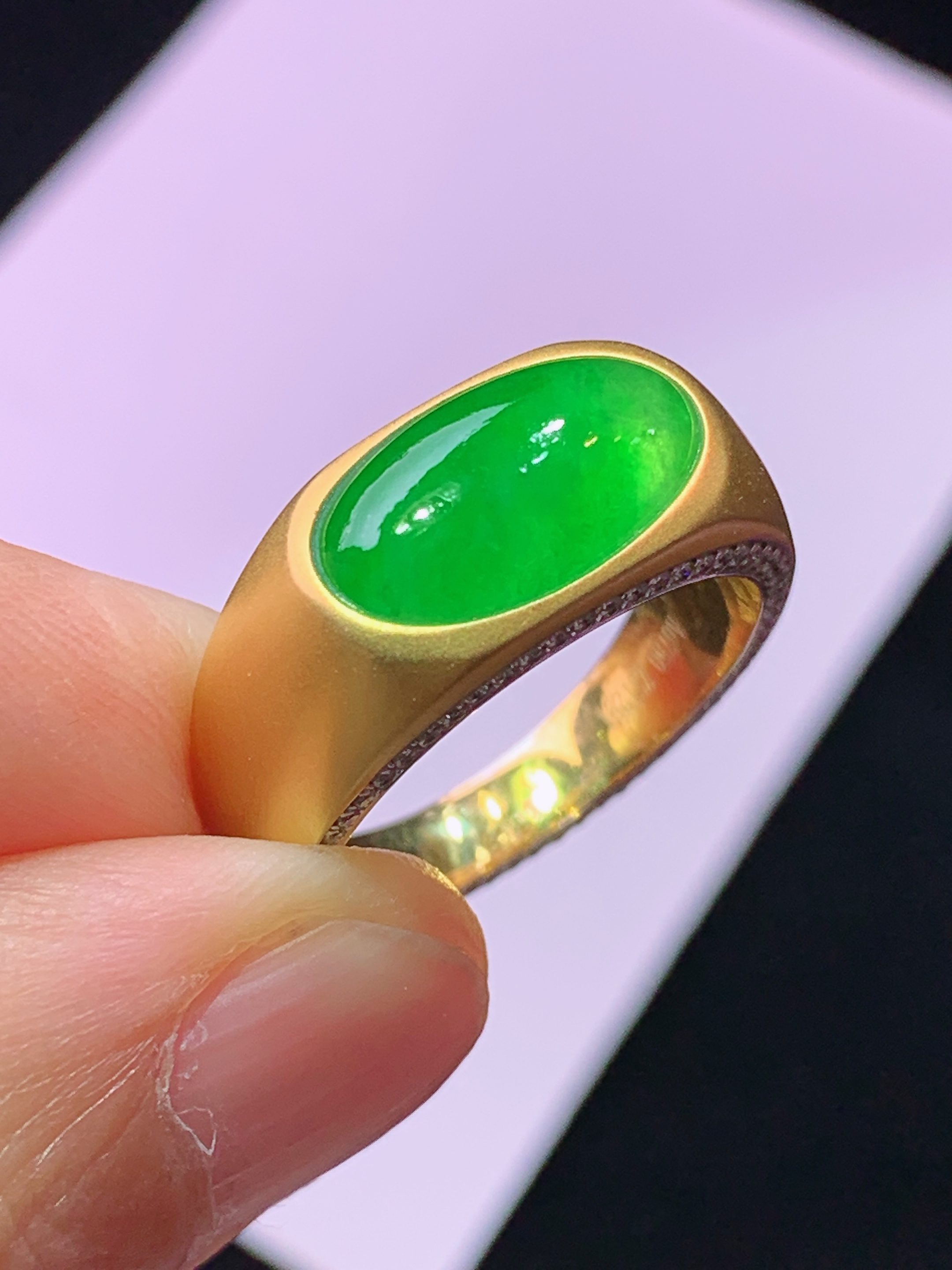 18k金钻镶嵌翠绿蛋面戒指 玉质细腻 色泽艳丽清新 水润亮眼 圈口15 裸石尺寸12.5*7.3*2.8m5