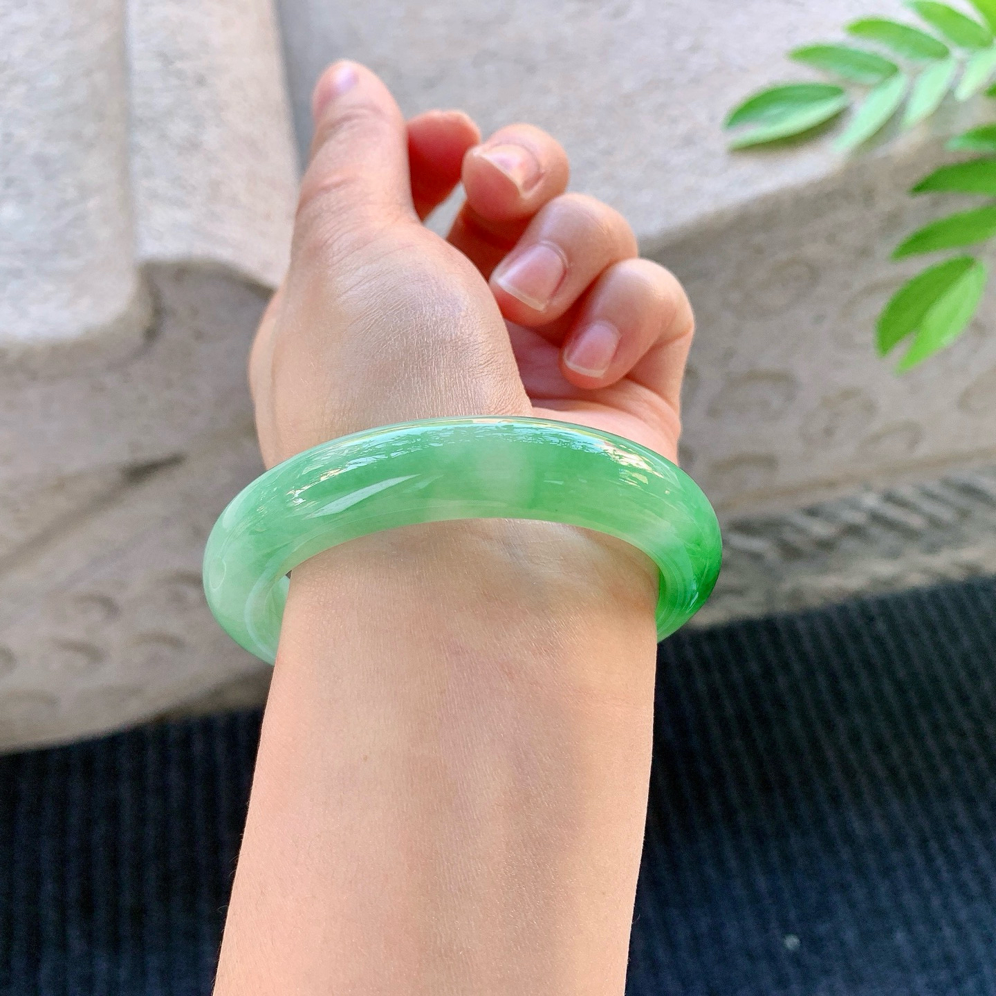 正圈53 54
【圈口】54.7/12.2/8.4
【描述】飘辣绿，水润，种老，细腻，无纹裂！