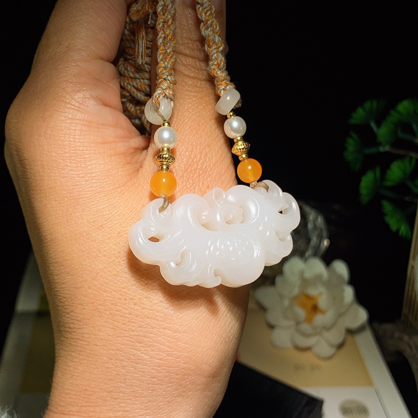 和田玉白玉仿古风挂件。尺寸24/48/11重22.5克 玉质细腻油润 底色纯净 脂粉好，品质好。lt260402