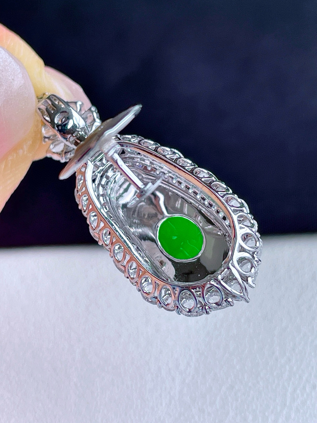 【镶嵌】高冰阳绿豆子阳绿福豆吊坠  
【说明】缅料 18k金镶嵌 性价比高  
【整体】32.5-14.3-11.8
【裸石】17-8.6-3.8