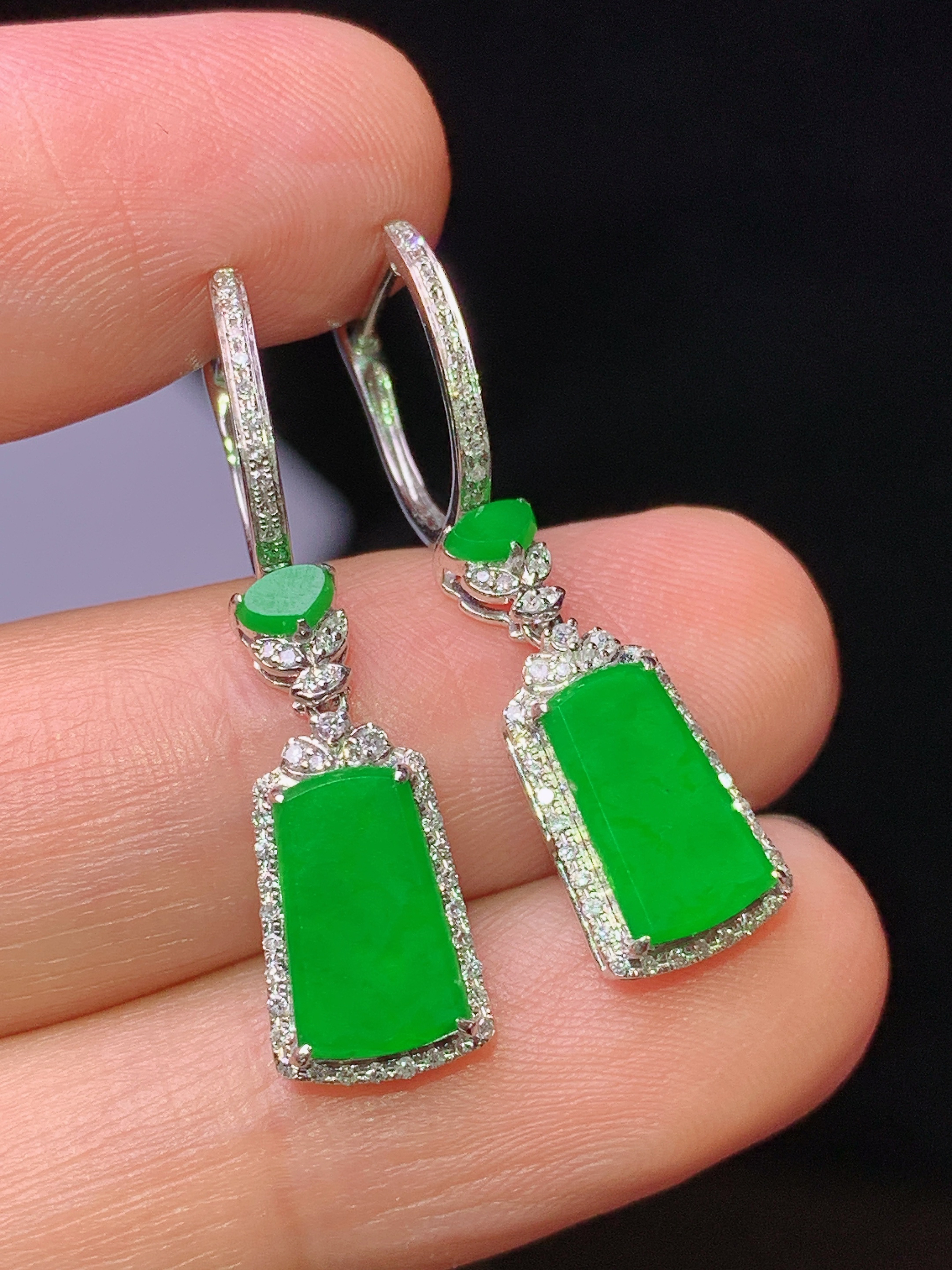 18k金钻镶嵌满绿无事牌耳坠 玉质细腻 色泽艳丽清新 水润亮眼 整体尺寸30.3*7.6*3.3y4