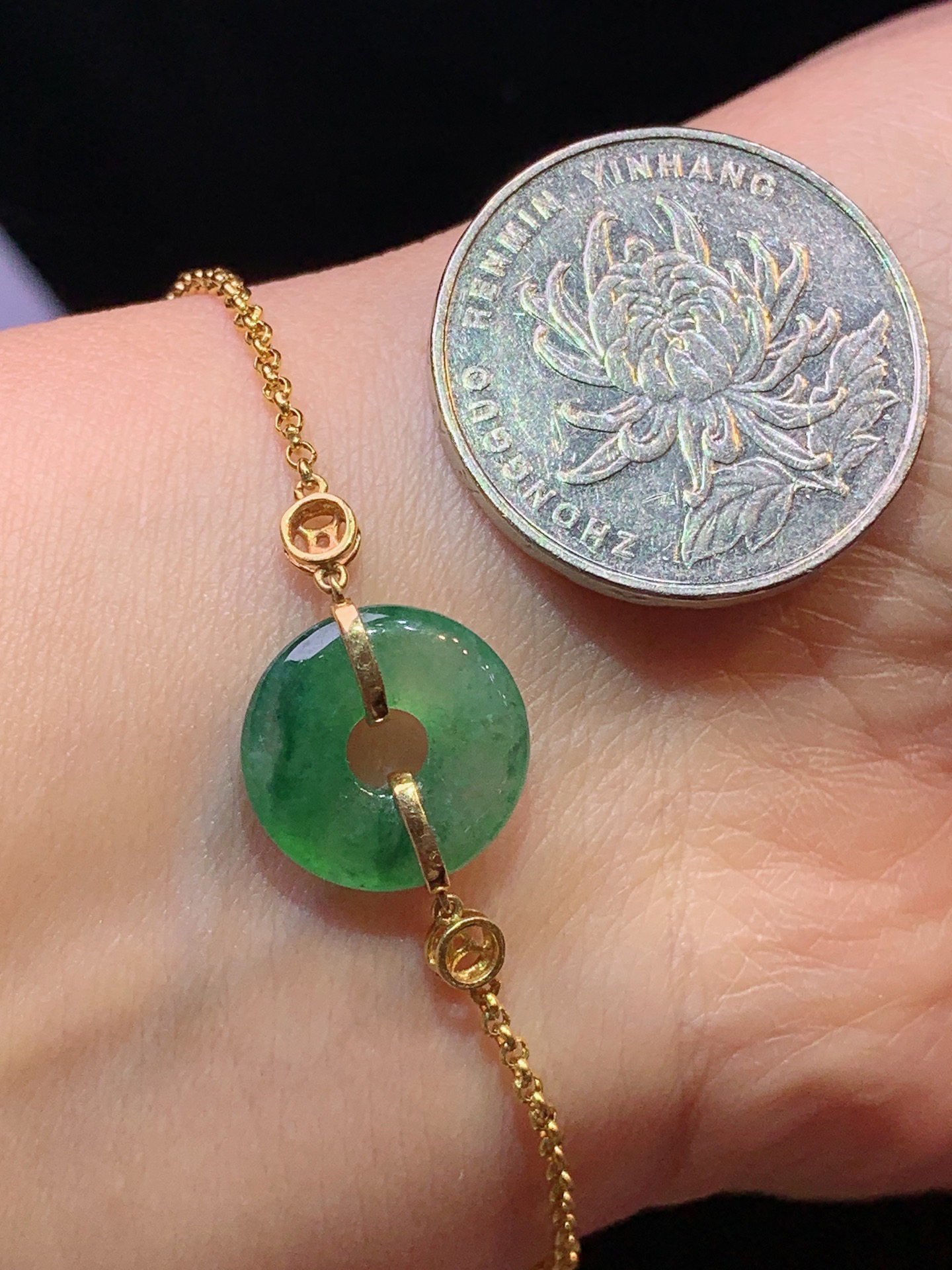 18k金镶嵌飘绿平安扣手链 玉质细腻 色泽清新艳丽 整体尺寸13.7*3.3m1