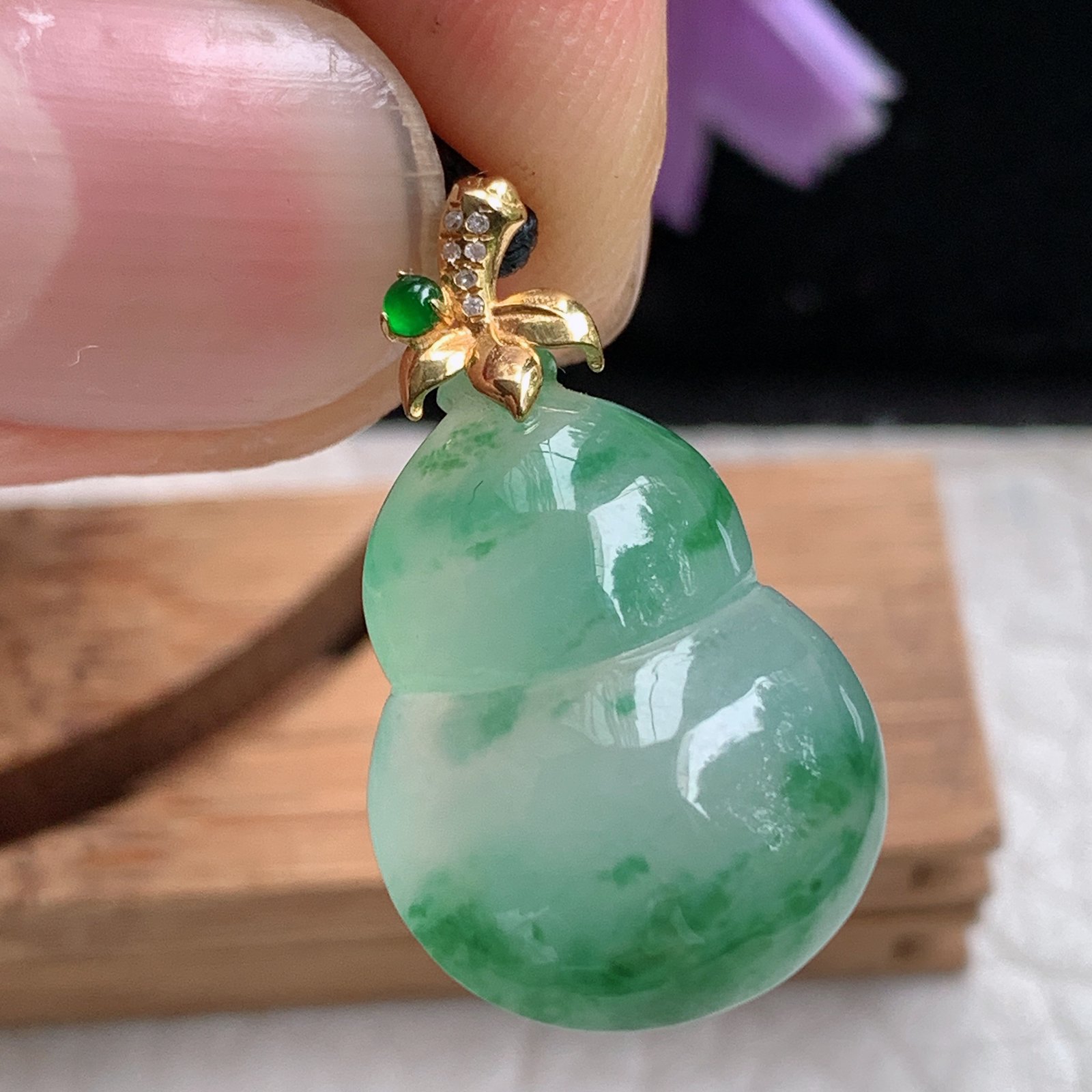 zz3实拍连金26.5*15.5*7.3缅甸翡翠冰飘绿花精美葫芦吊坠 镶金福禄锁骨坠