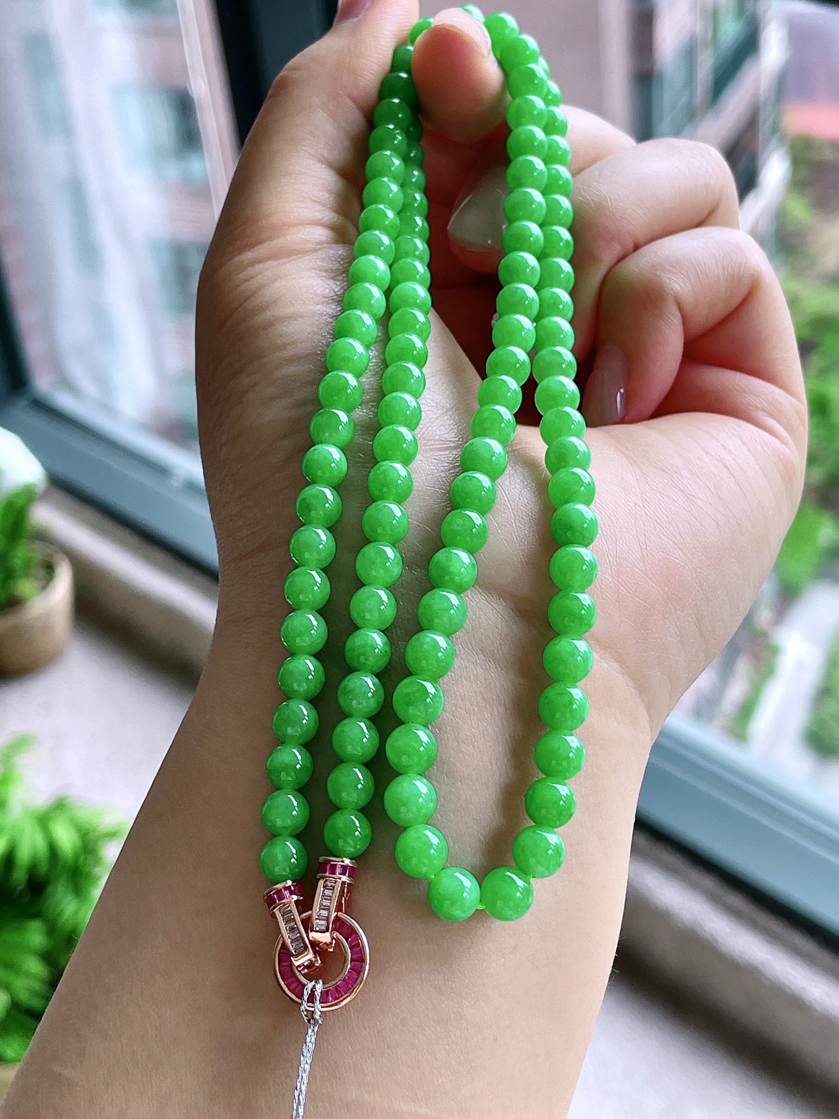 【珠子】冰阳绿珠链圆珠珠子珠链
【说明】缅料 性价比高  
【尺寸】5.6-6mm，31cm