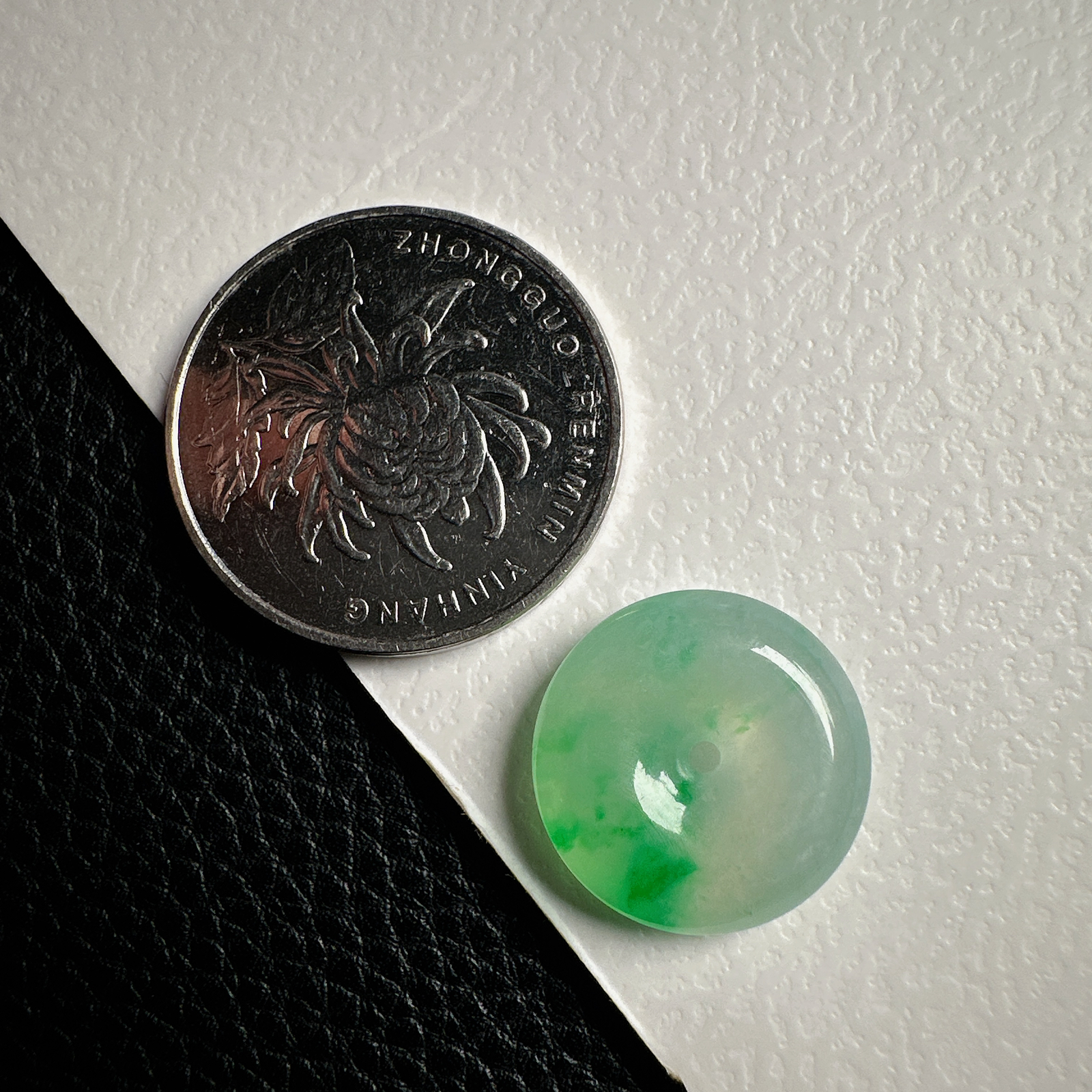 【冰种飘阳绿平安扣】质地细腻，品质很好，冰感十足，胶感明显，收藏品质