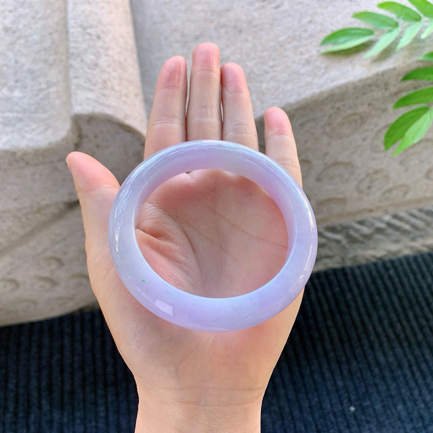 正圈57 58
【圈口】58/12.4/9.4
【描述】紫罗兰，水润，种老，细腻，无纹裂！