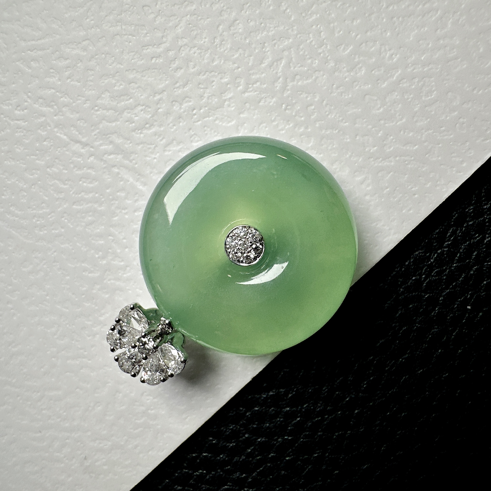 【冰种晴绿平安扣】质地细腻，品质很好，冰感十足，胶感明显，收藏品质，18k金钻镶嵌，裸石尺寸21.8*6.8毫米