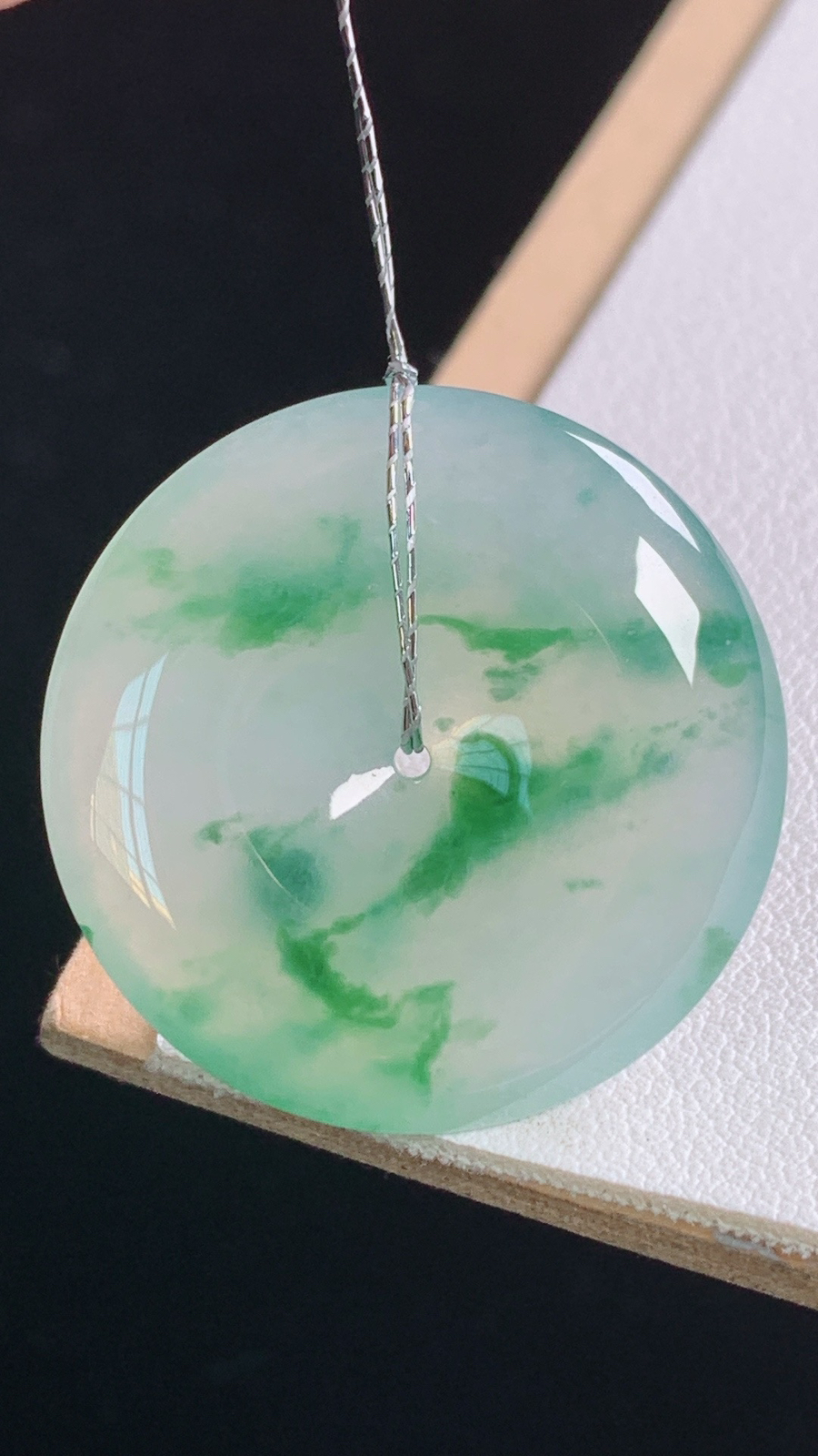 冰飘花平安扣
花色灵动，冰透起光
尺寸:28.7-5.6mm