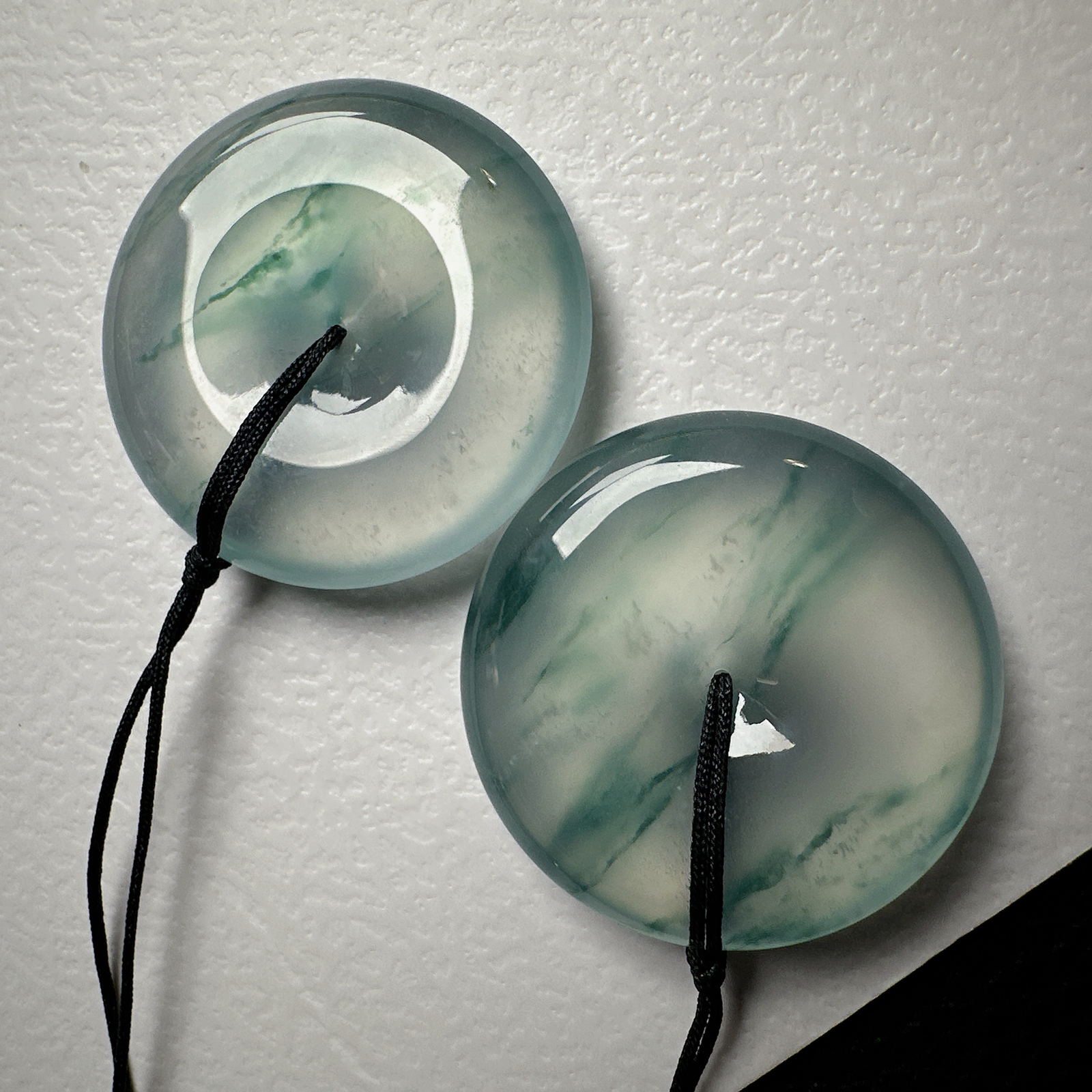 【冰种飘花平安扣一对】质地非常细腻干净，冰润十足，种老冰透，收藏品质，裸石尺寸28*5.8毫米