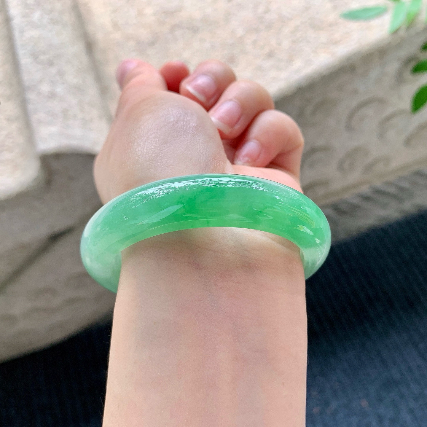 正圈52 53
【圈口】53.6/12.7/8.4
【描述】冰糯阳绿，水润，种老，细腻，无纹裂！