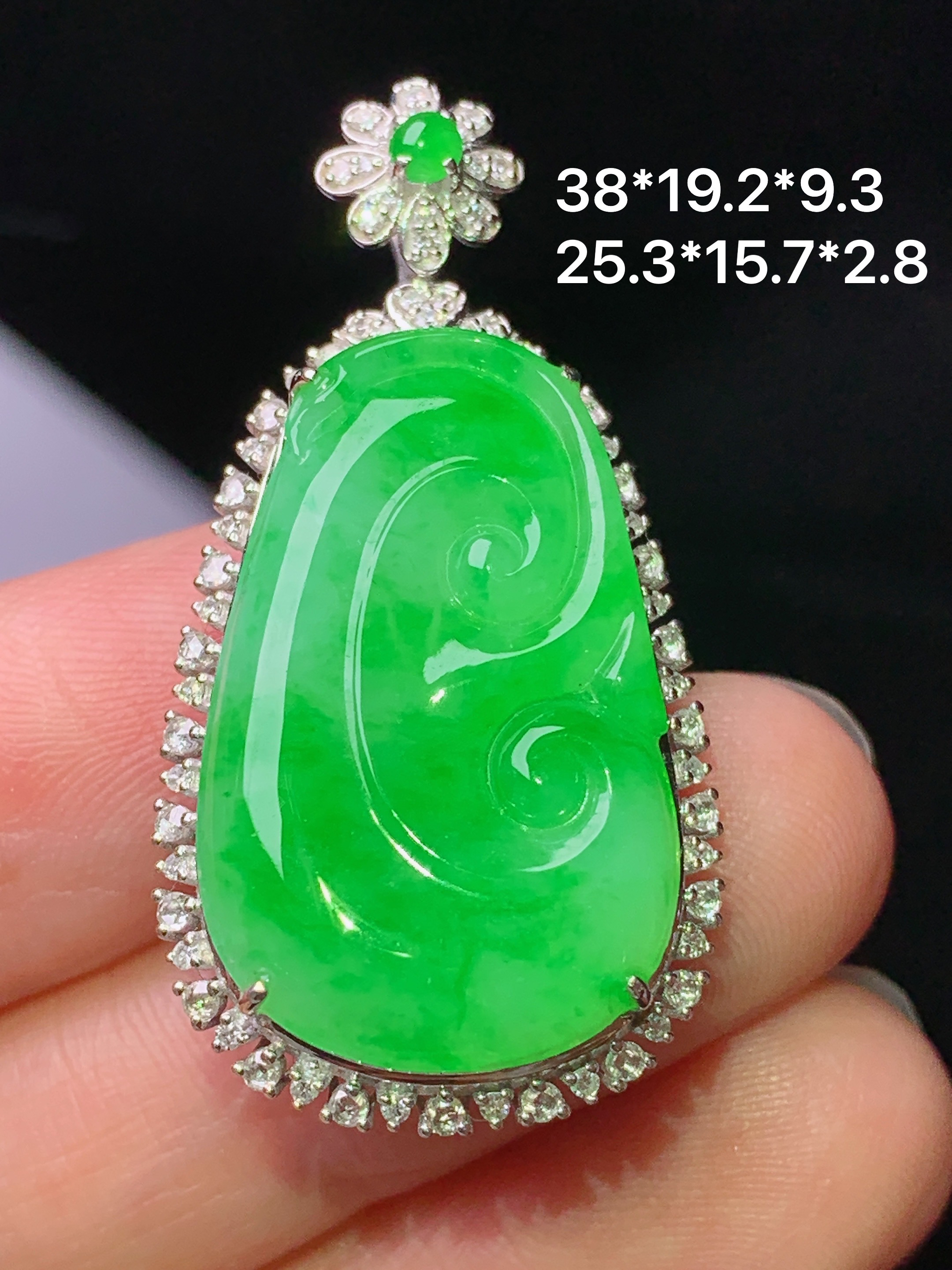 18k金钻镶嵌翠绿如意吊坠 玉质细腻 色泽艳丽清新 水润亮眼 整体尺寸38*19.2*9.3k1