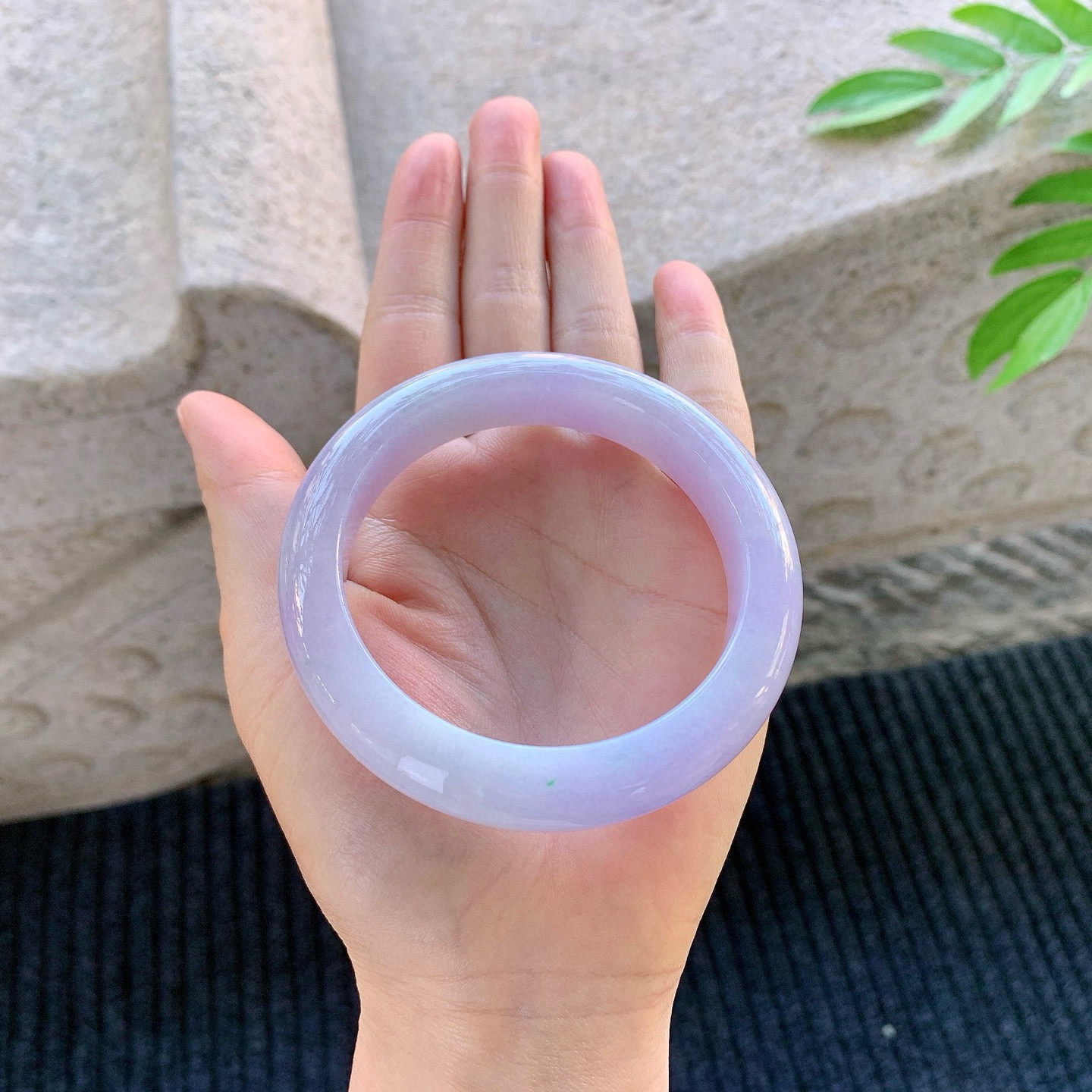 正圈57 58
【圈口】58/12.4/9.4
【描述】紫罗兰，水润，种老，细腻，无纹裂！