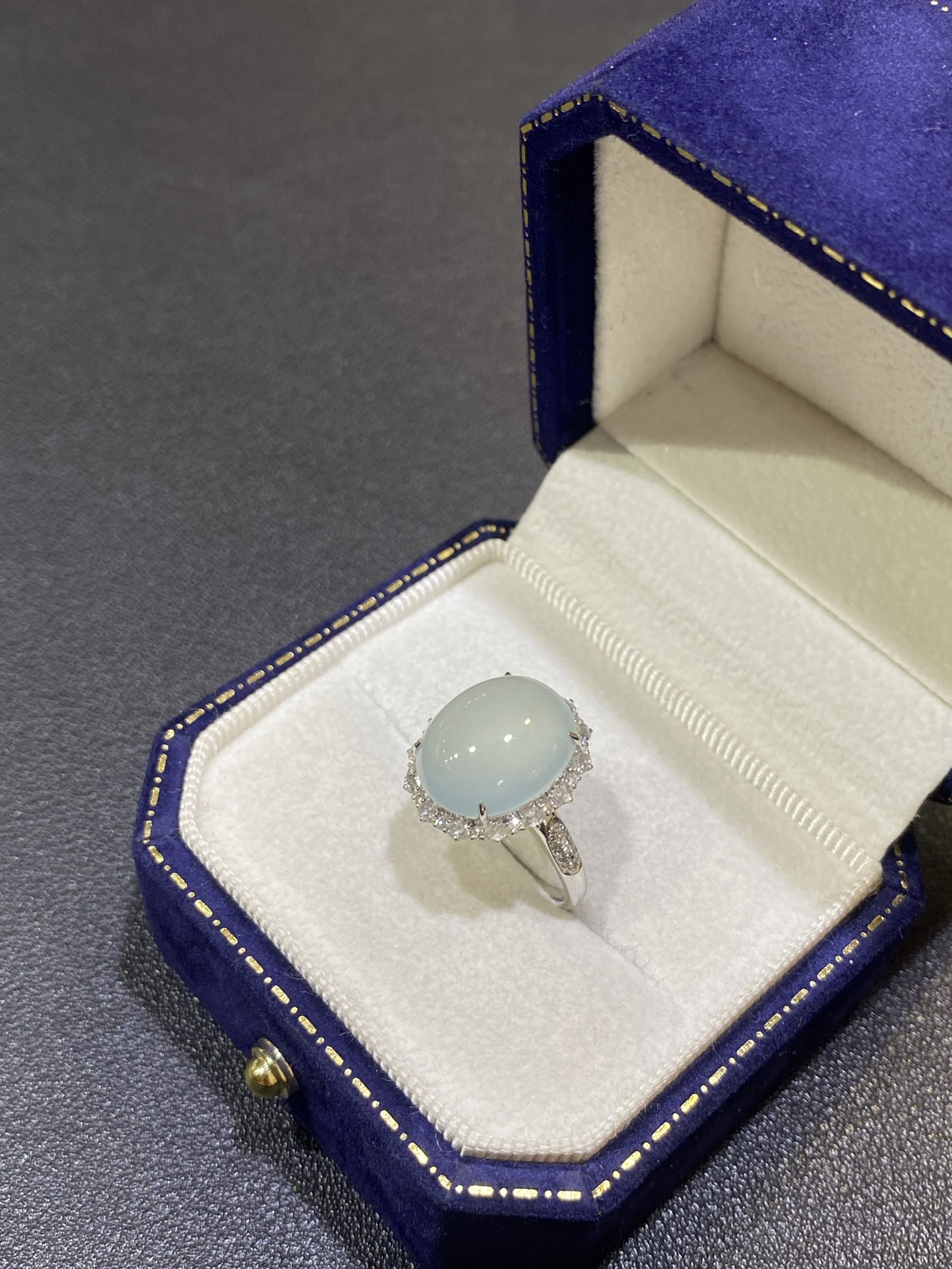 18Ｋ淡天空蓝白冰蛋面戒指

整体18/15.4/9.6
裸石15.1/12.2/4.3