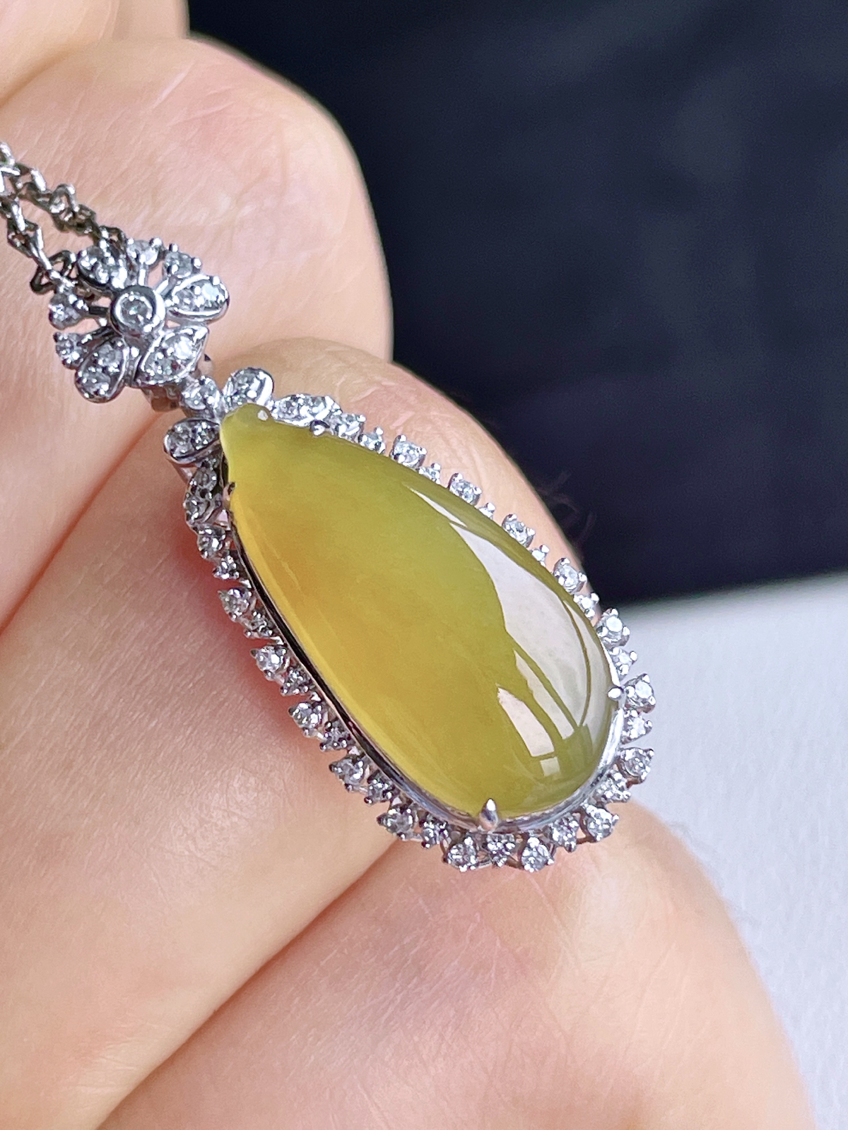 【镶嵌】冰黄翡福瓜吊坠  
【说明】缅料 18k金镶嵌 性价比高  
【整体】29.2-11.7-