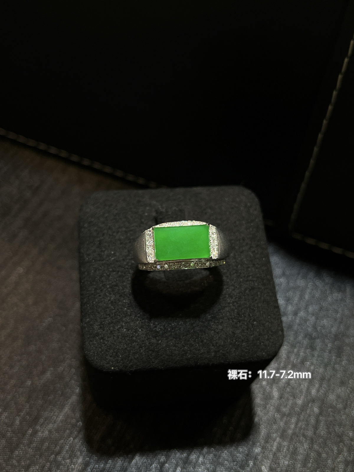 冰种满色阳绿马鞍男戒
-

尺寸看图一
18k金镶嵌