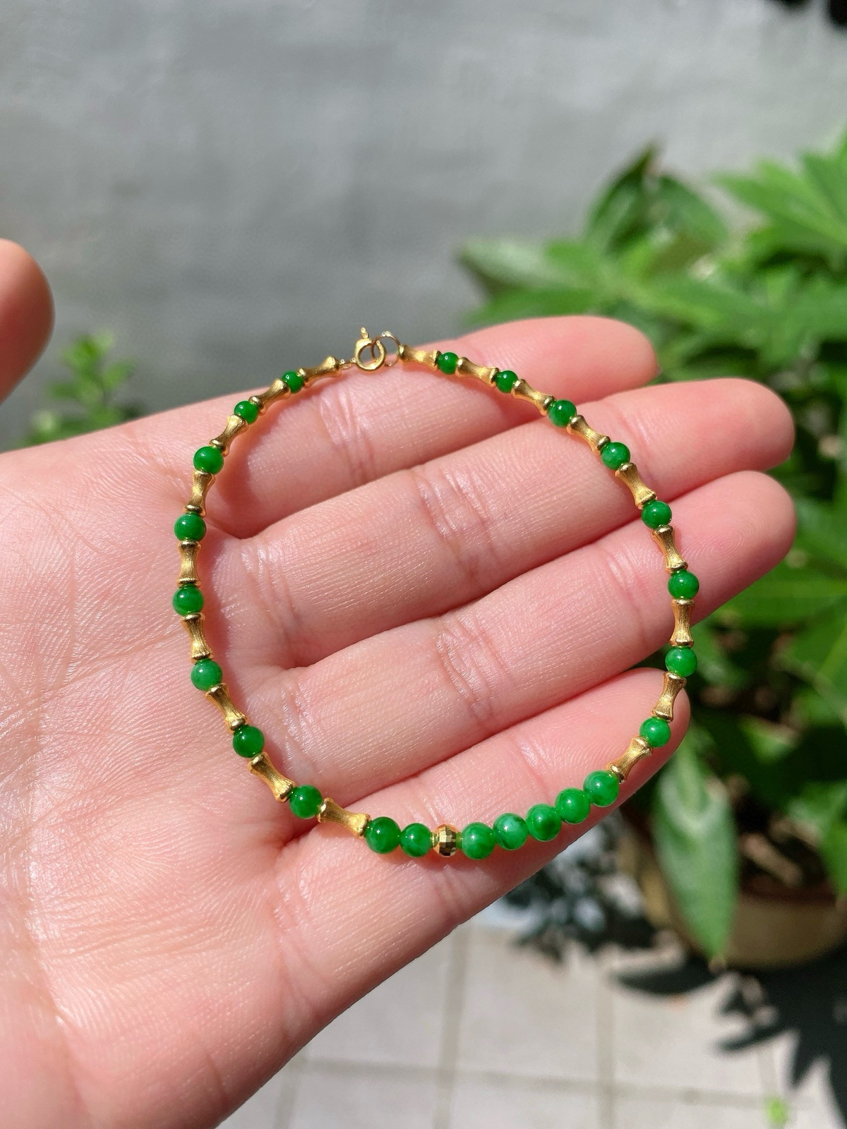 翡翠满绿小米珠手串
配饰18K金