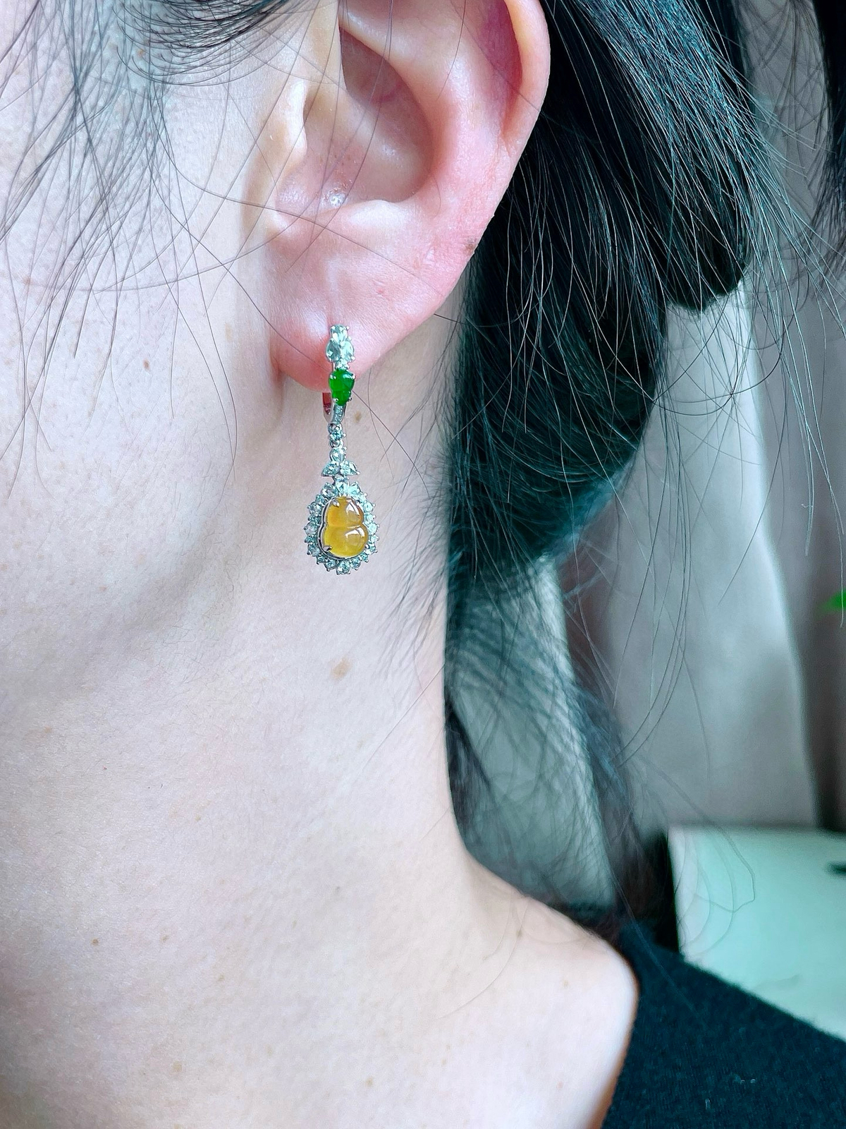 【镶嵌】高冰黄翡葫芦耳坠 
【说明】缅料 18k金镶嵌 性价比高  
【整体】31.8-10-8
【裸石】7.7-5.7-3