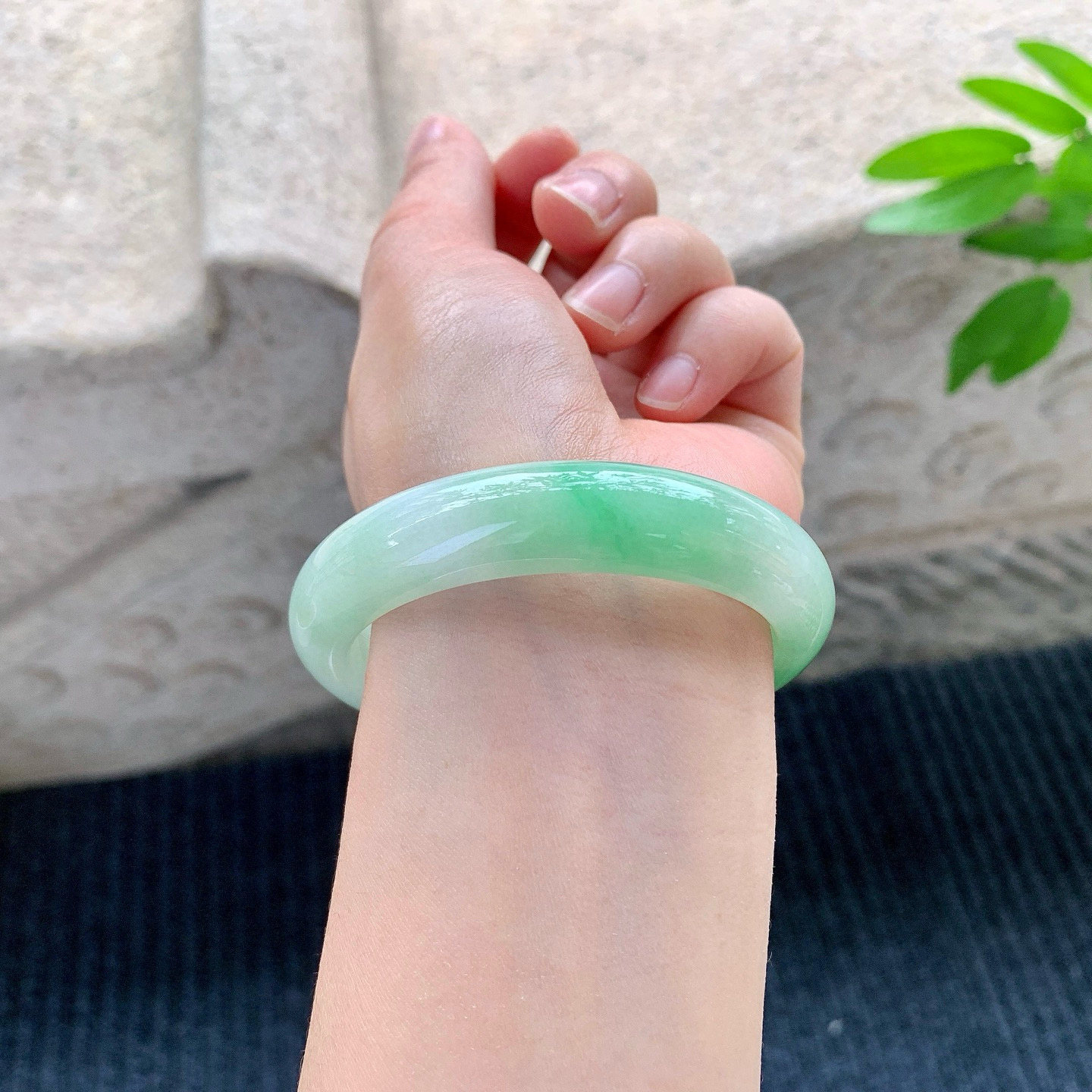 正圈54 55
【圈口】55.4/13.2/8
【描述】飘绿，水润，种老，细腻，无纹裂！