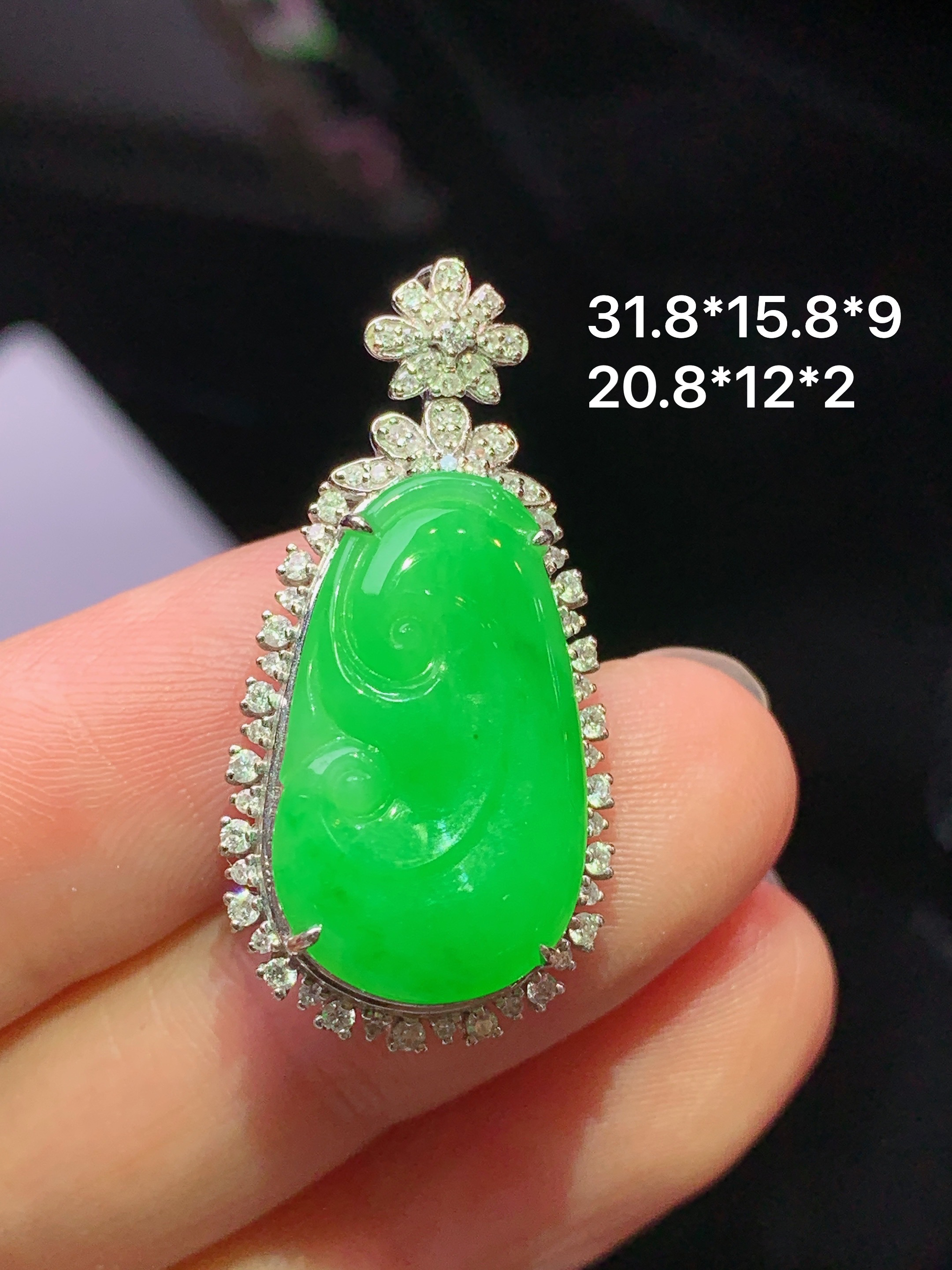 18k金钻镶嵌翠绿如意吊坠 玉质细腻 色泽艳丽清新 水润亮眼 整体尺寸31.8*15.8*9k1