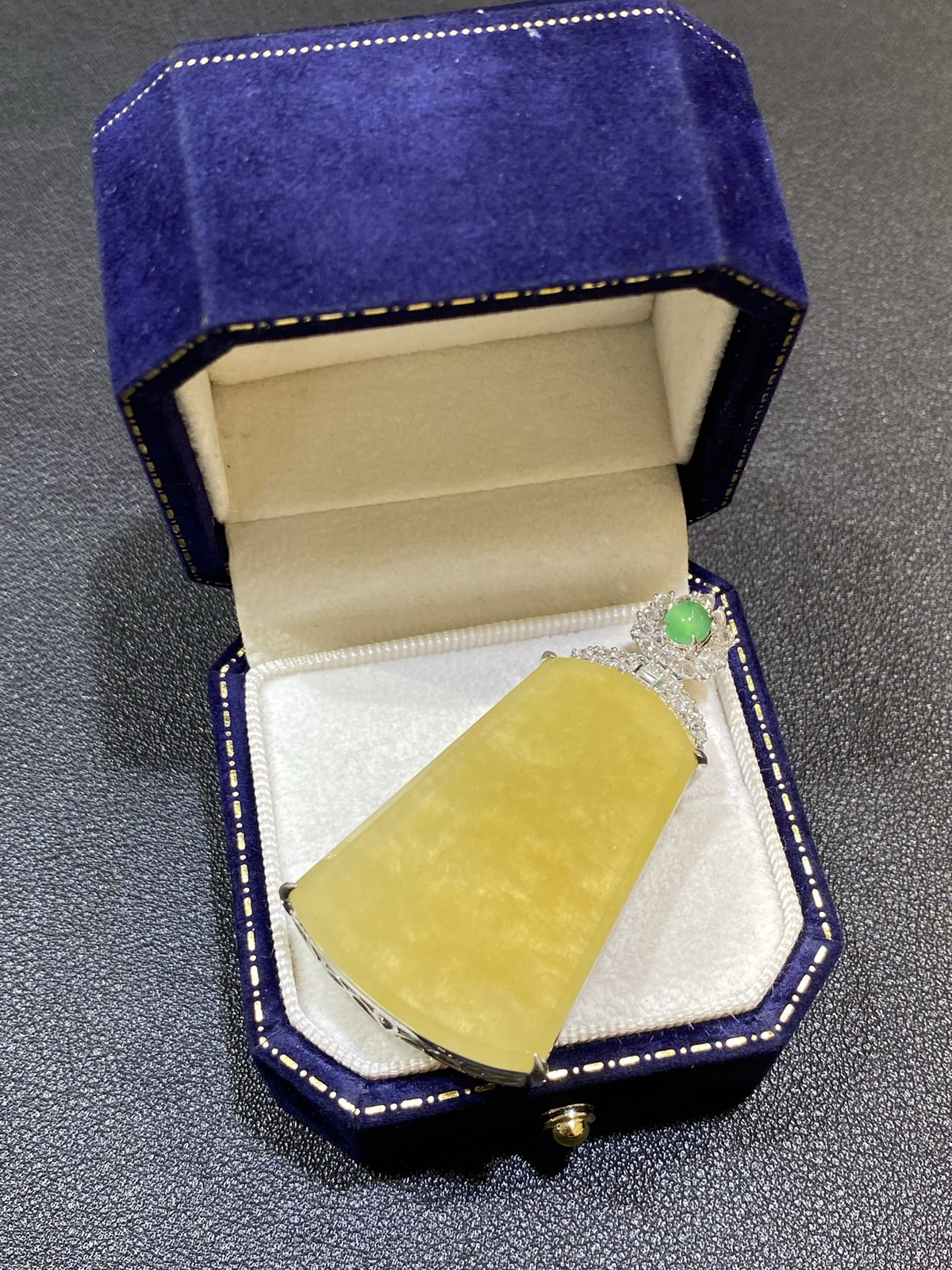 18Ｋ冰黄翡夏天柠檬黄无事牌吊坠

整体59.4/31.6/12.4
裸石43.8/31.6/3.