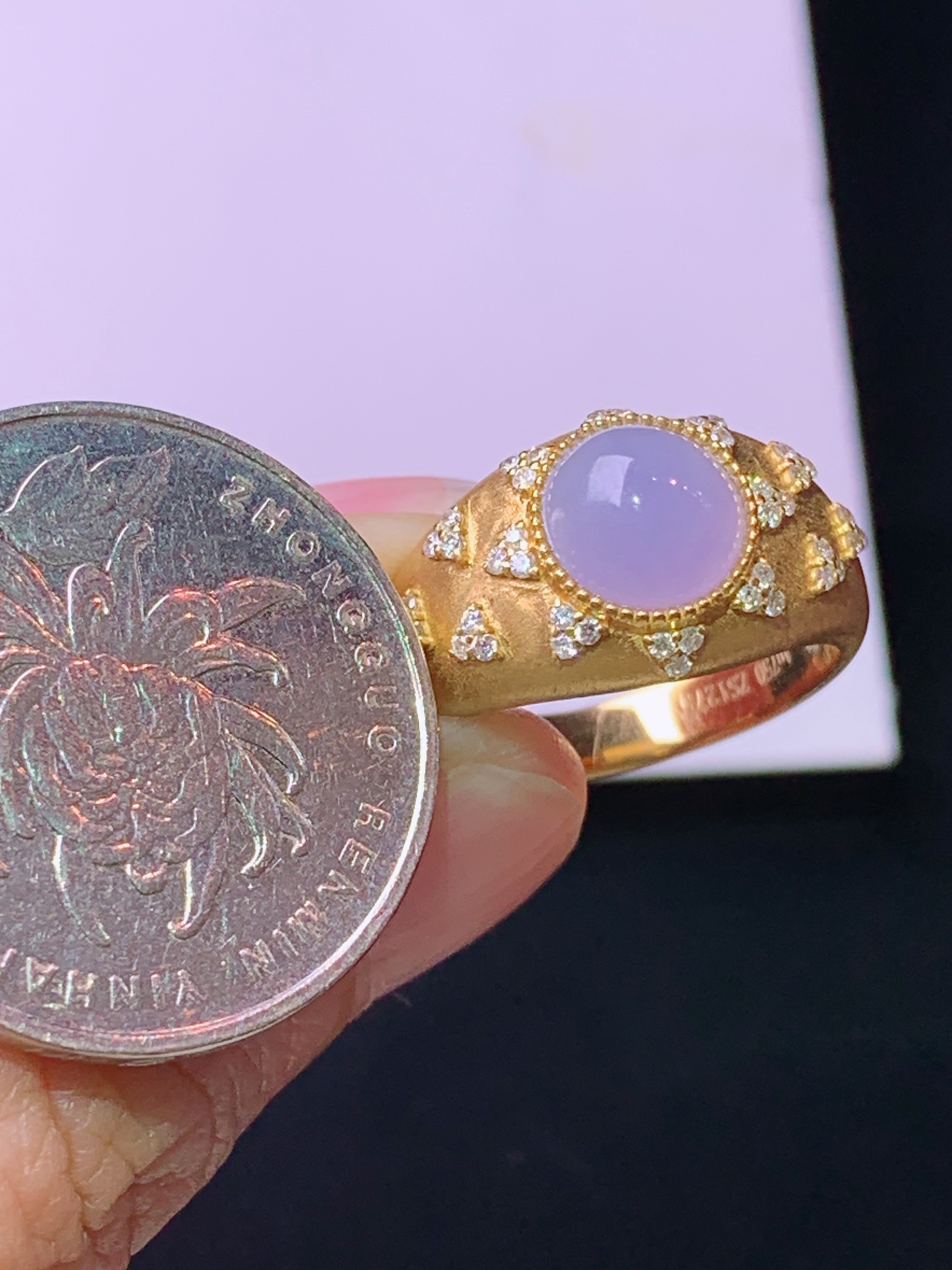 18k金钻镶嵌紫罗兰蛋面戒指 玉质细腻 色泽艳丽清新 水润亮眼 圈口14.5 裸石尺寸7.8*3