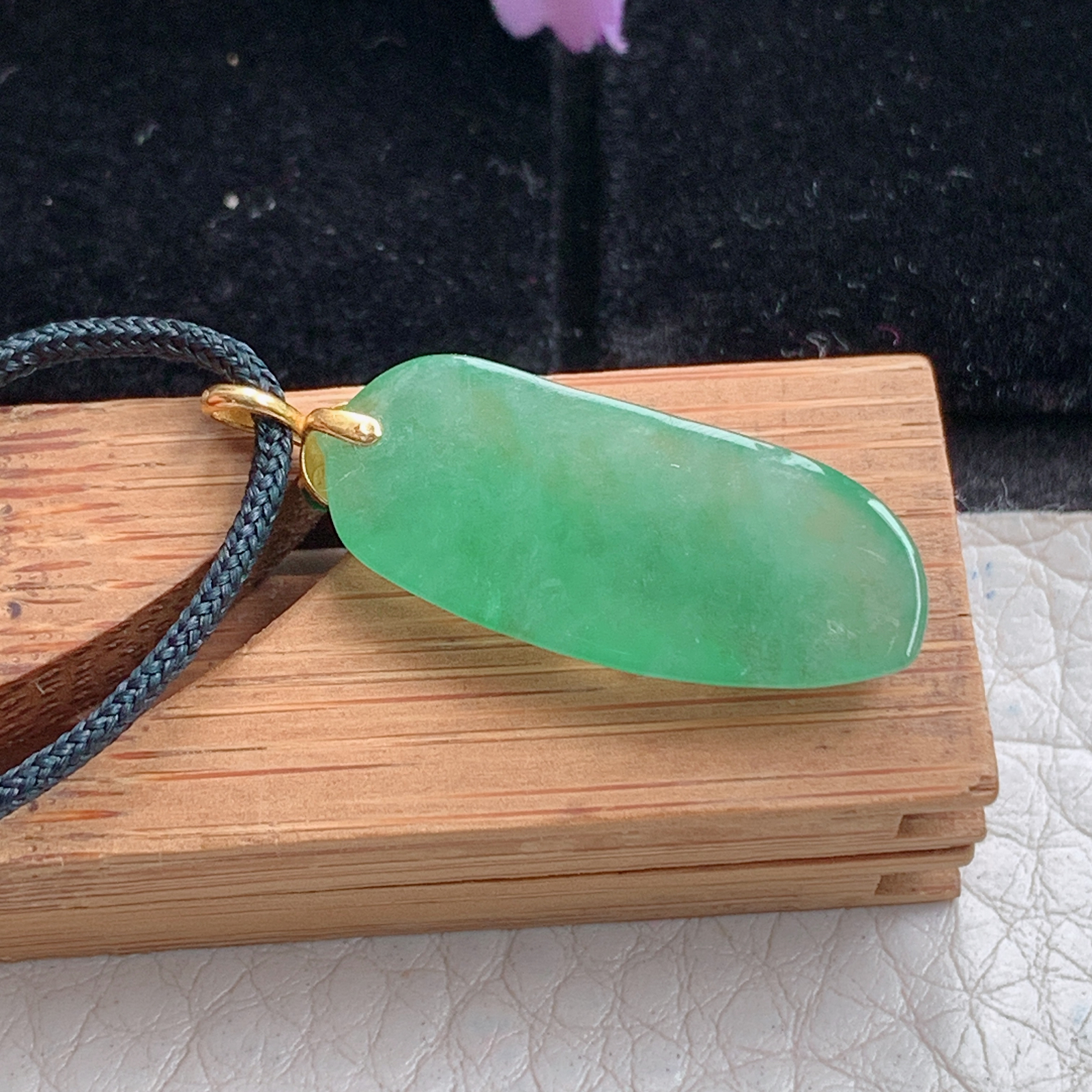 zz3实拍28*11.3*4.3缅甸翡翠满绿精美小福瓜小吊坠 镶金锁骨坠