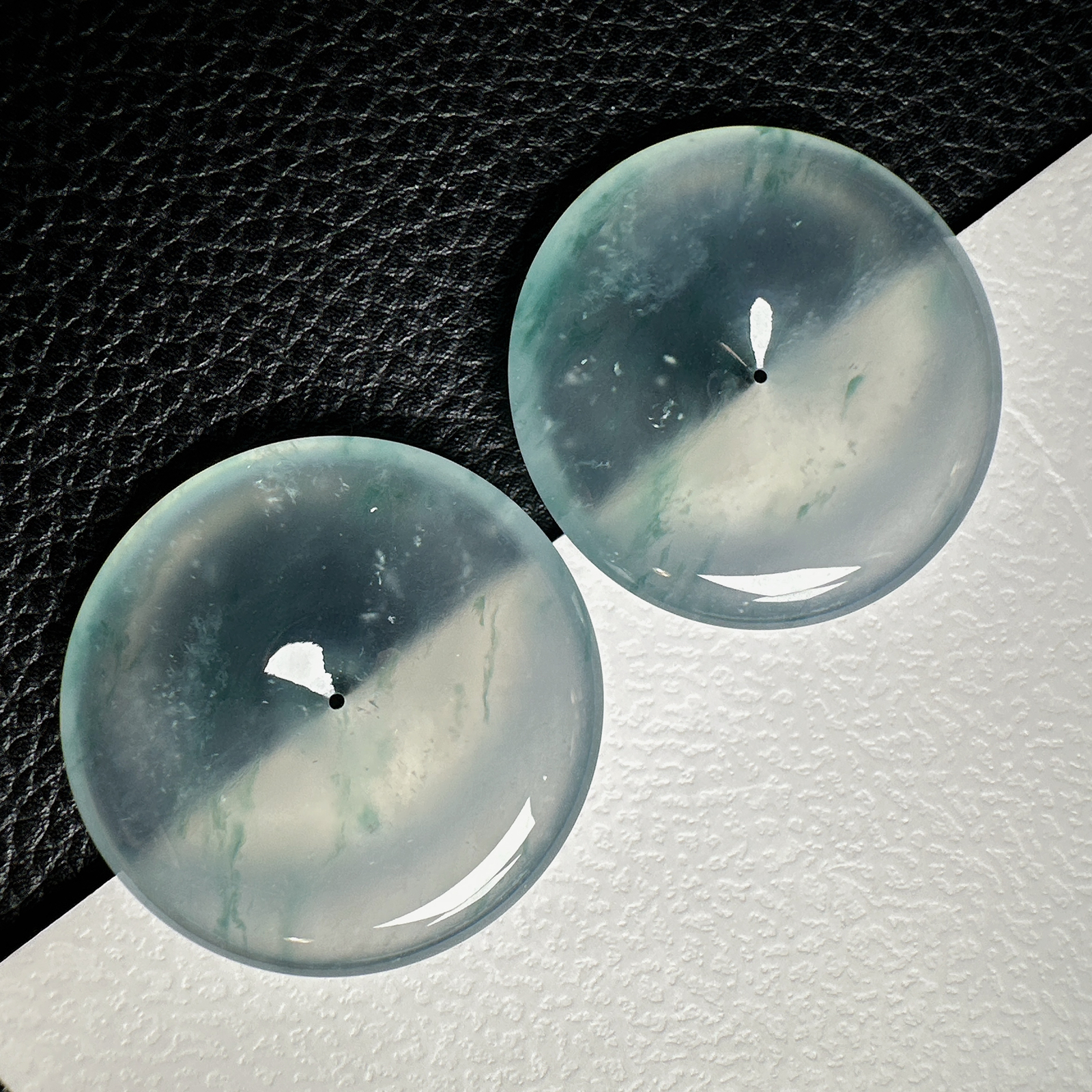 【冰种飘花平安扣一对】质地非常细腻干净，冰润十足，种老冰透，收藏品质