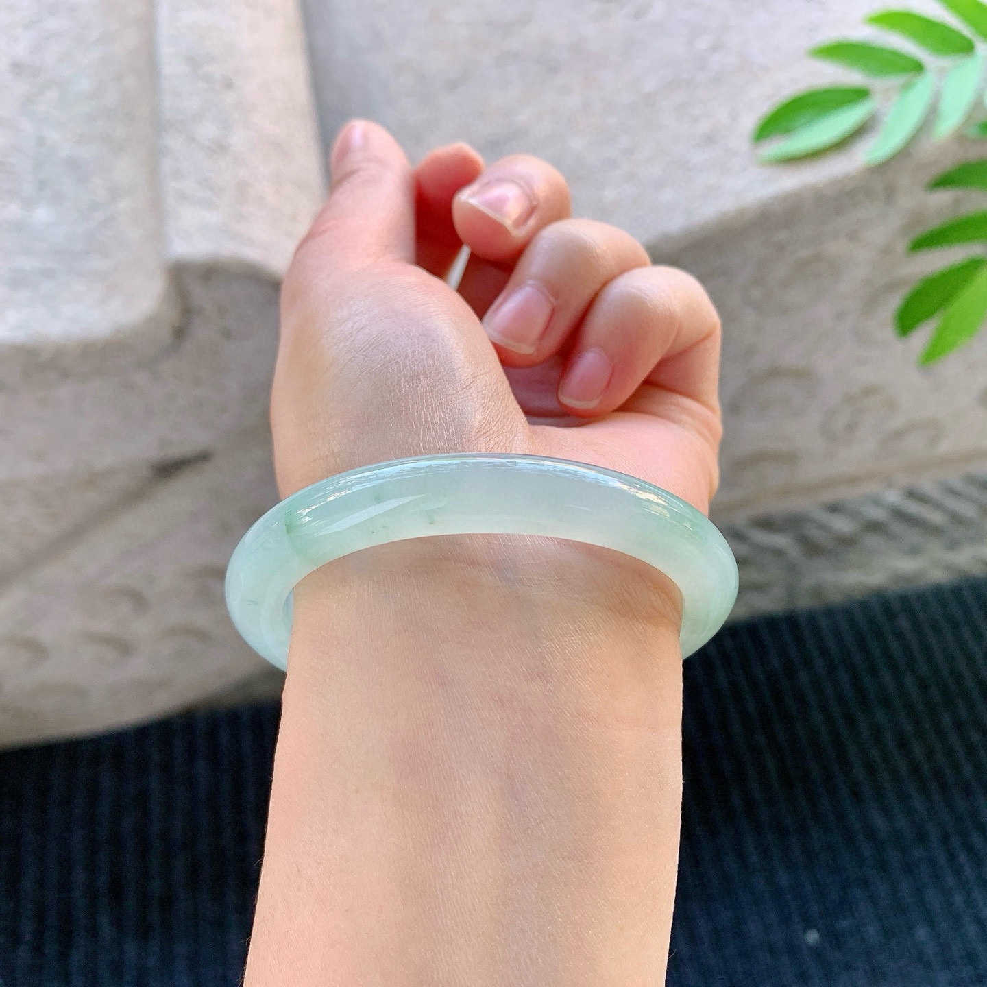 贵妃53 54
【圈口】54/48/9.2/7.4
【描述】糯冰晴绿，水润，种老，细腻，无纹裂！