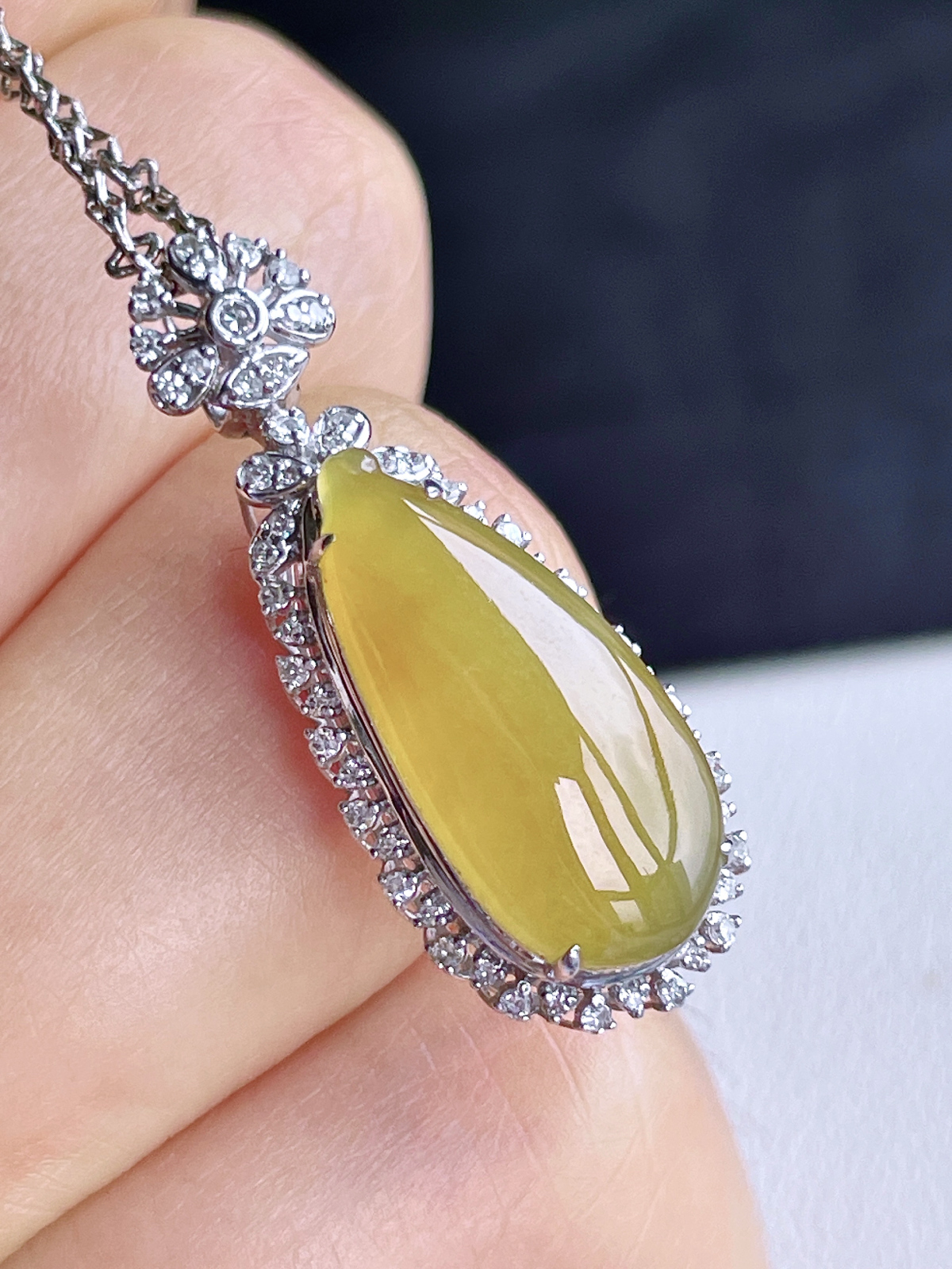 【镶嵌】冰黄翡福瓜吊坠  
【说明】缅料 18k金镶嵌 性价比高  
【整体】29.2-11.7-9
【裸石】18.7-8.5-3.8