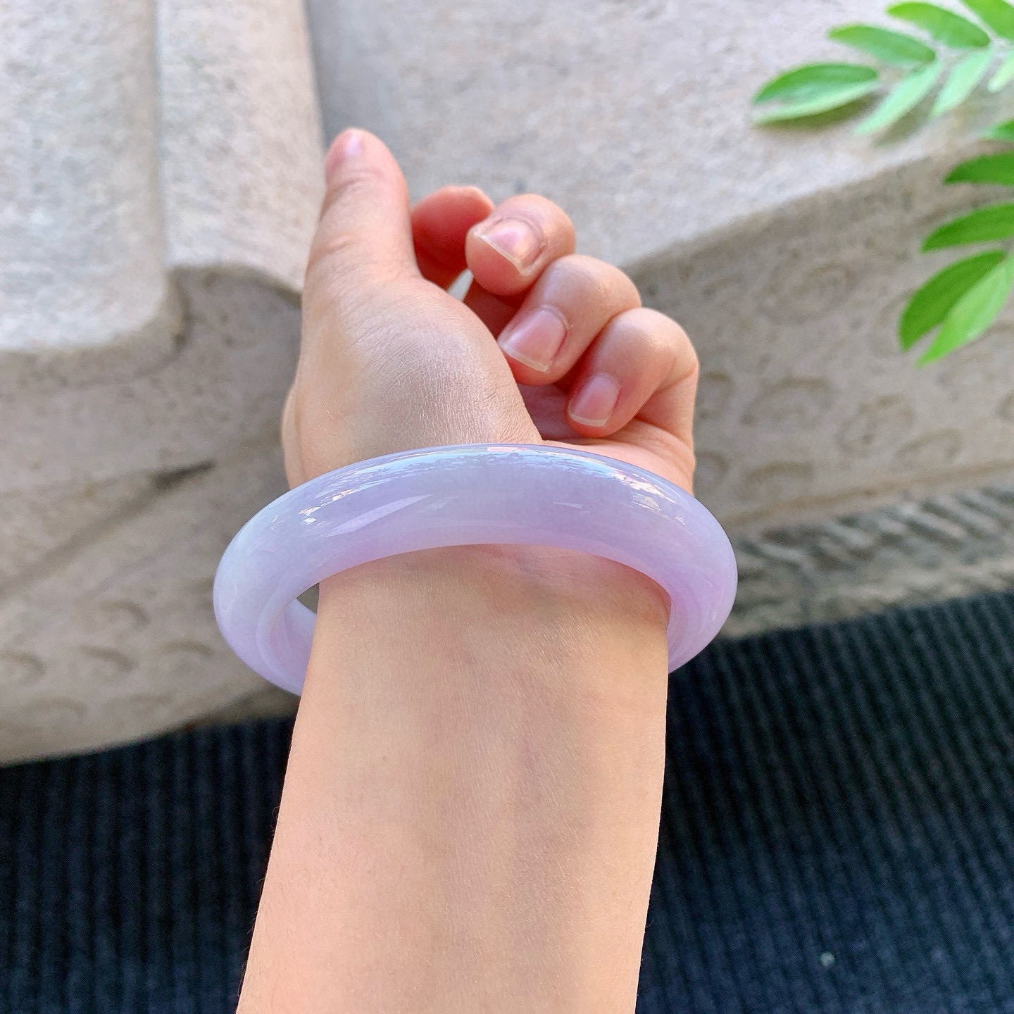 正圈57 58
【圈口】58/12.4/9.4
【描述】紫罗兰，水润，种老，细腻，无纹裂！