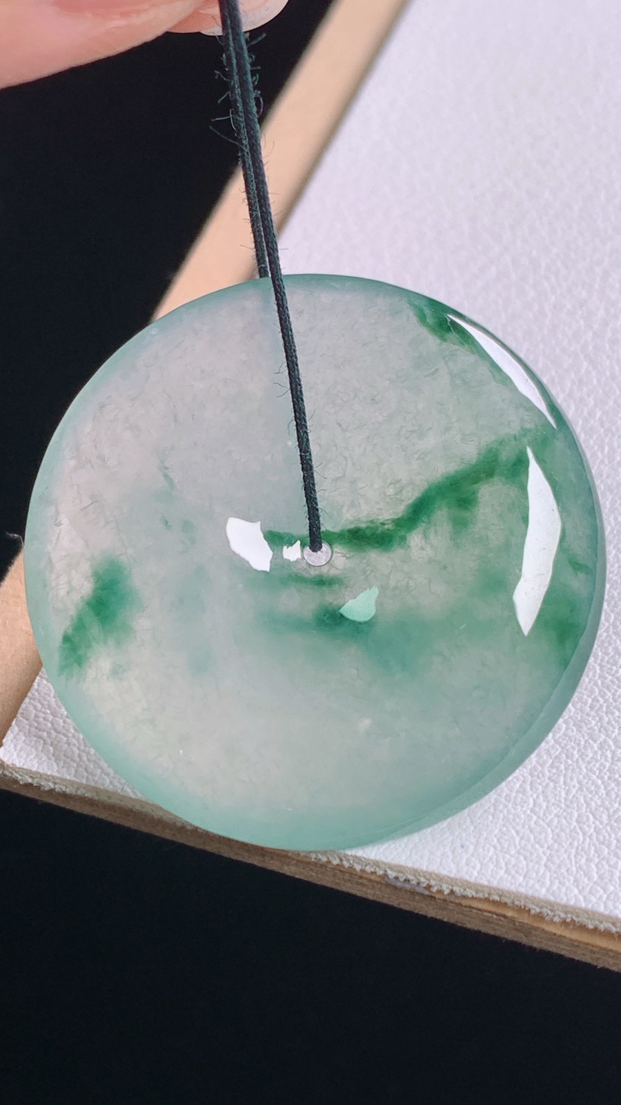 冰飘花平安扣
花色灵动，胶感十足
尺寸:32.3-5.8mm