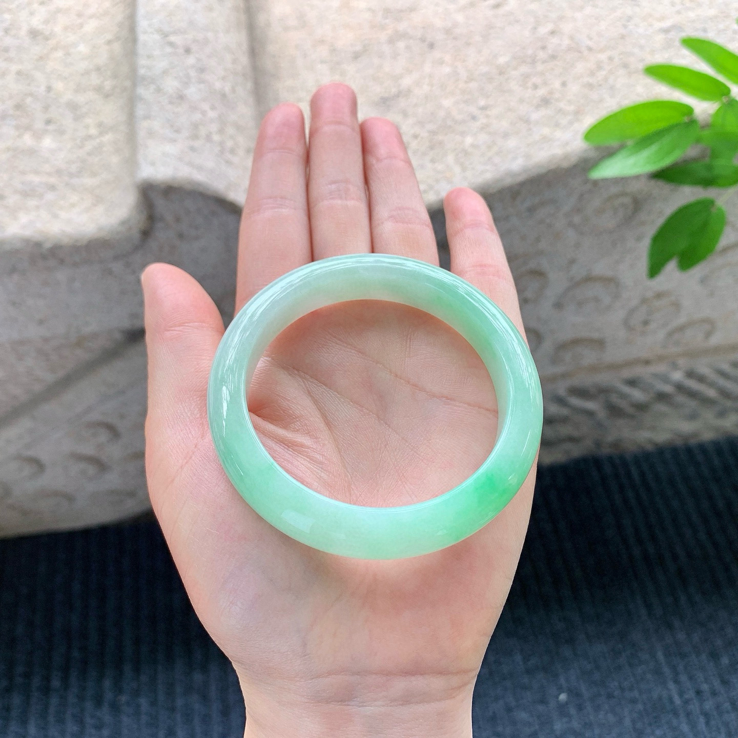 正圈53 54
【圈口】54.4/11.2/8
【描述】细糯飘绿，水润，种老，细腻，无纹裂！