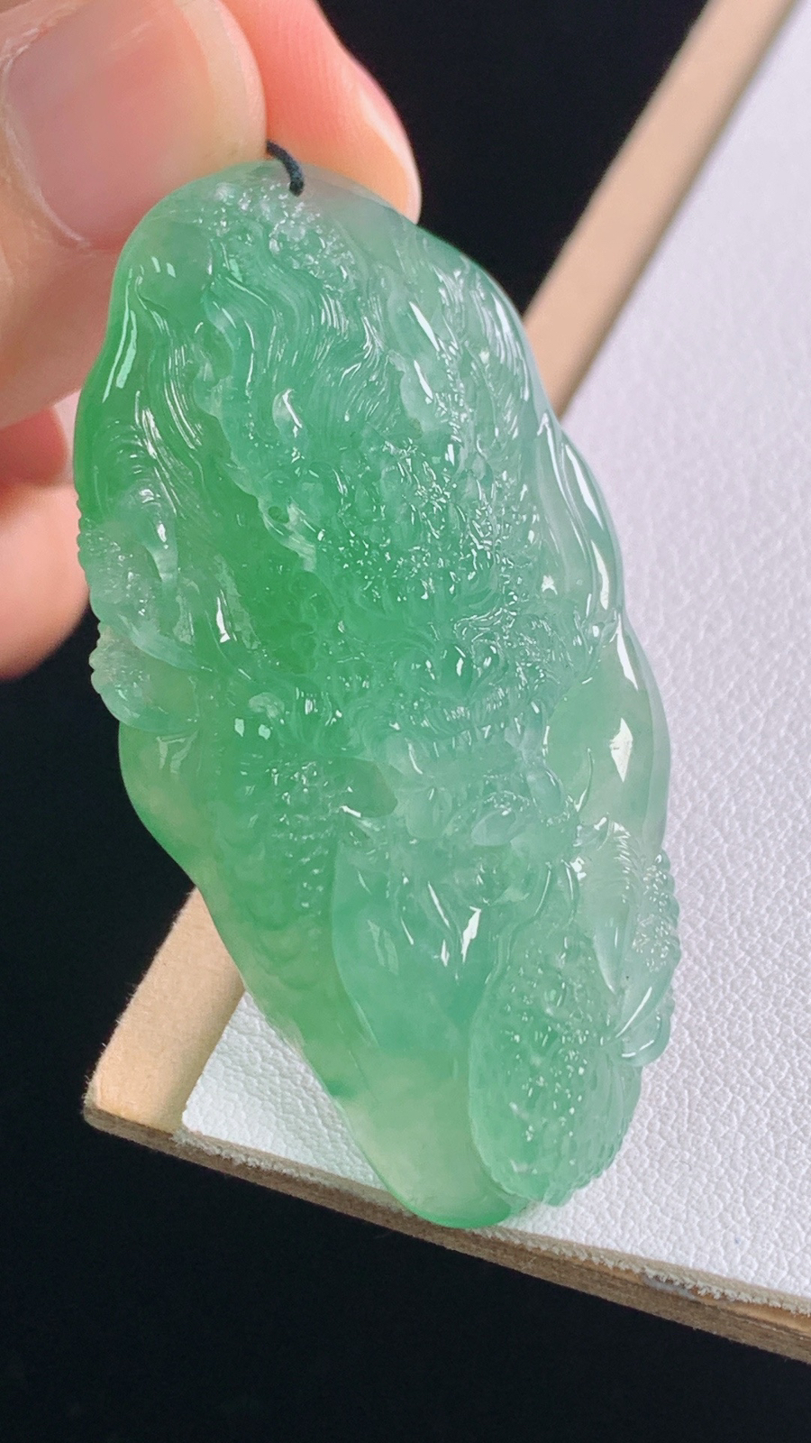 冰晴龙牌
雕工精湛，色泽迷人，霸气
尺寸:51.8-25.9-13.7mm