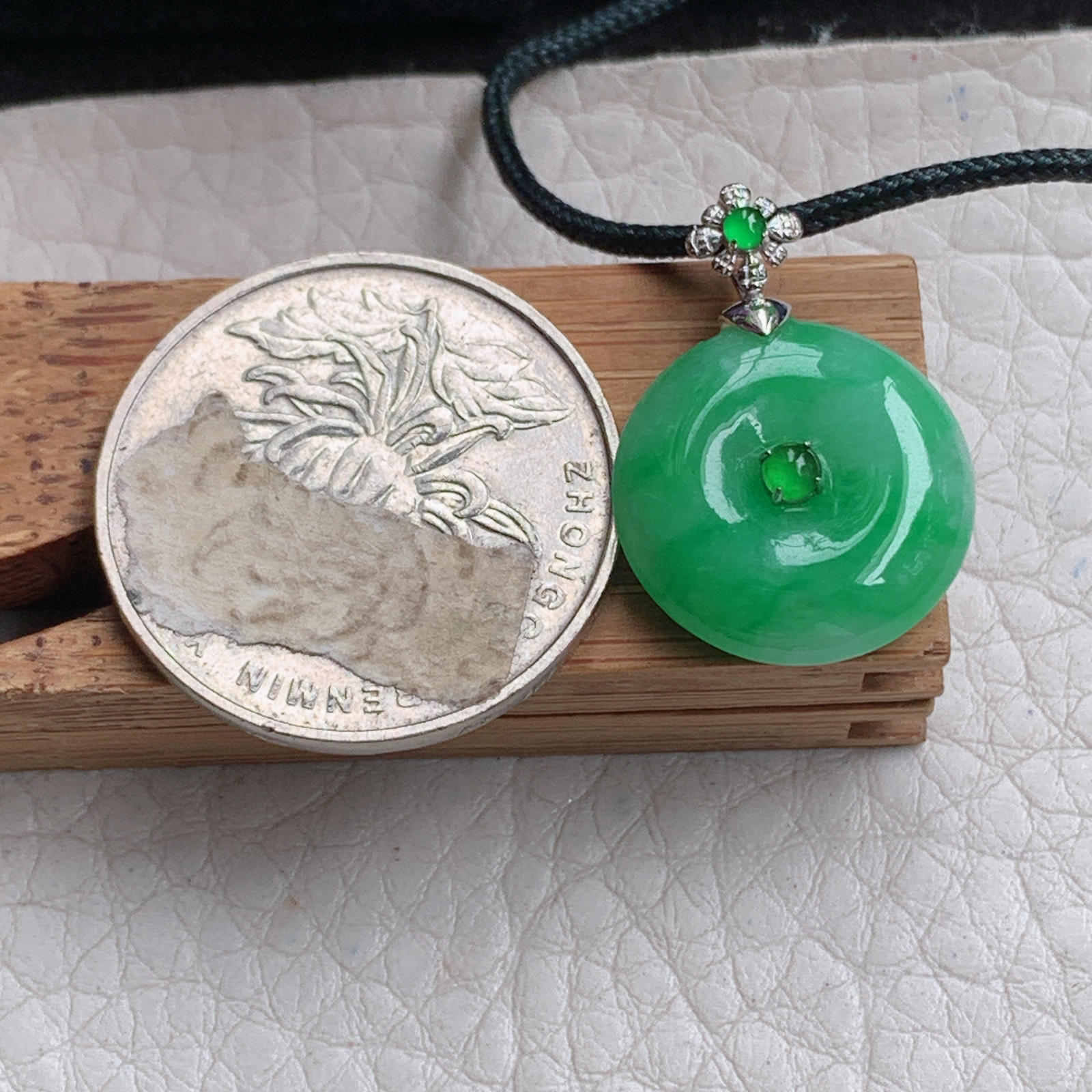 zz3实拍连金23.6*16.6*5.5缅甸翡翠满绿精美平安扣小吊坠 镶金锁骨坠