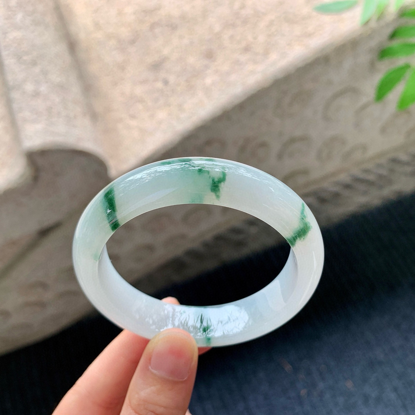 正圈53 54
【圈口】54/13.5/8.1
【描述】糯冰飘花，水润，种老，细腻，无纹裂！