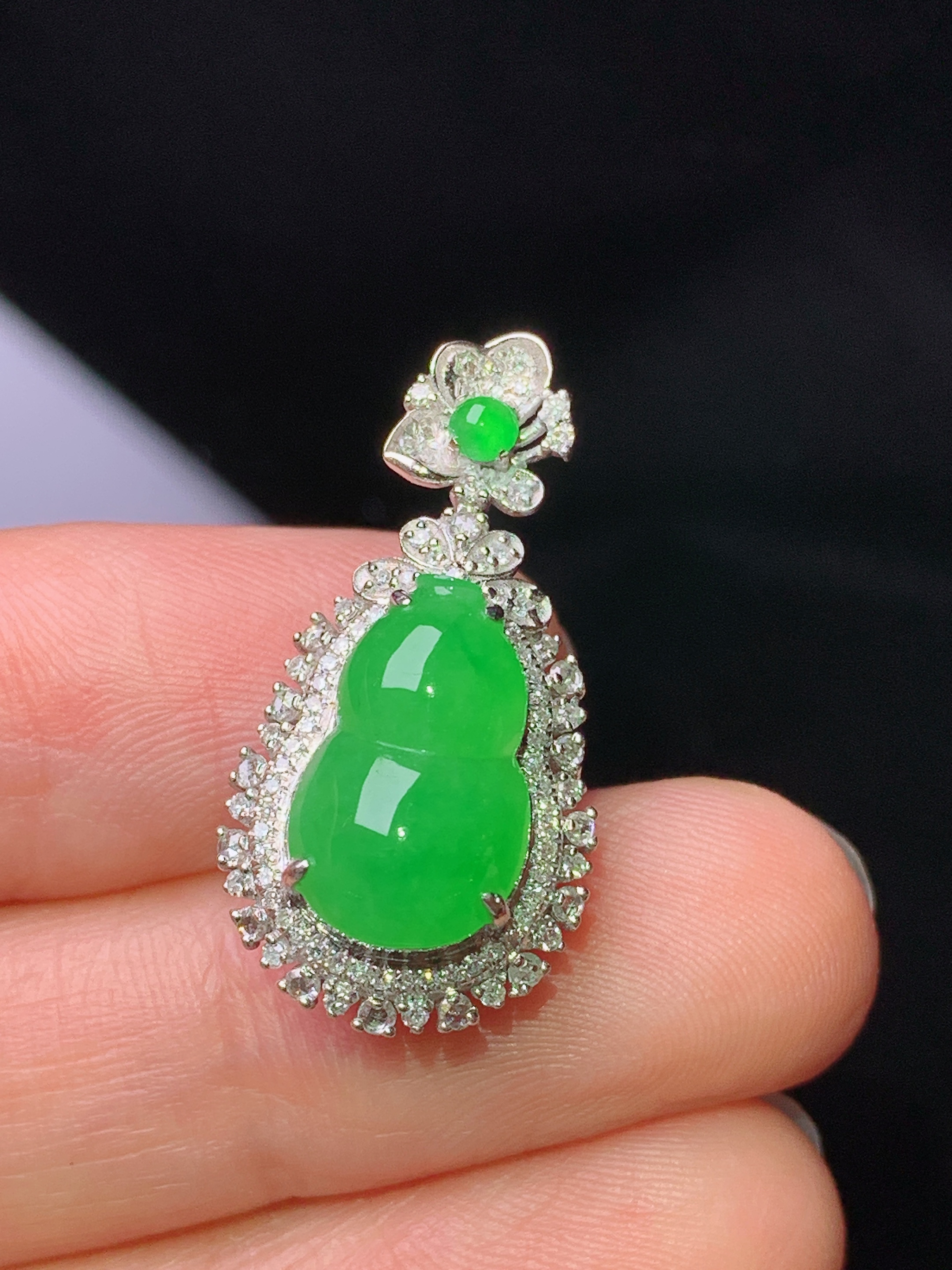 18k金钻镶嵌翠绿葫芦吊坠 玉质细腻 色泽艳丽清新 水润亮眼 整体尺寸26.2*13.5*10.5k1