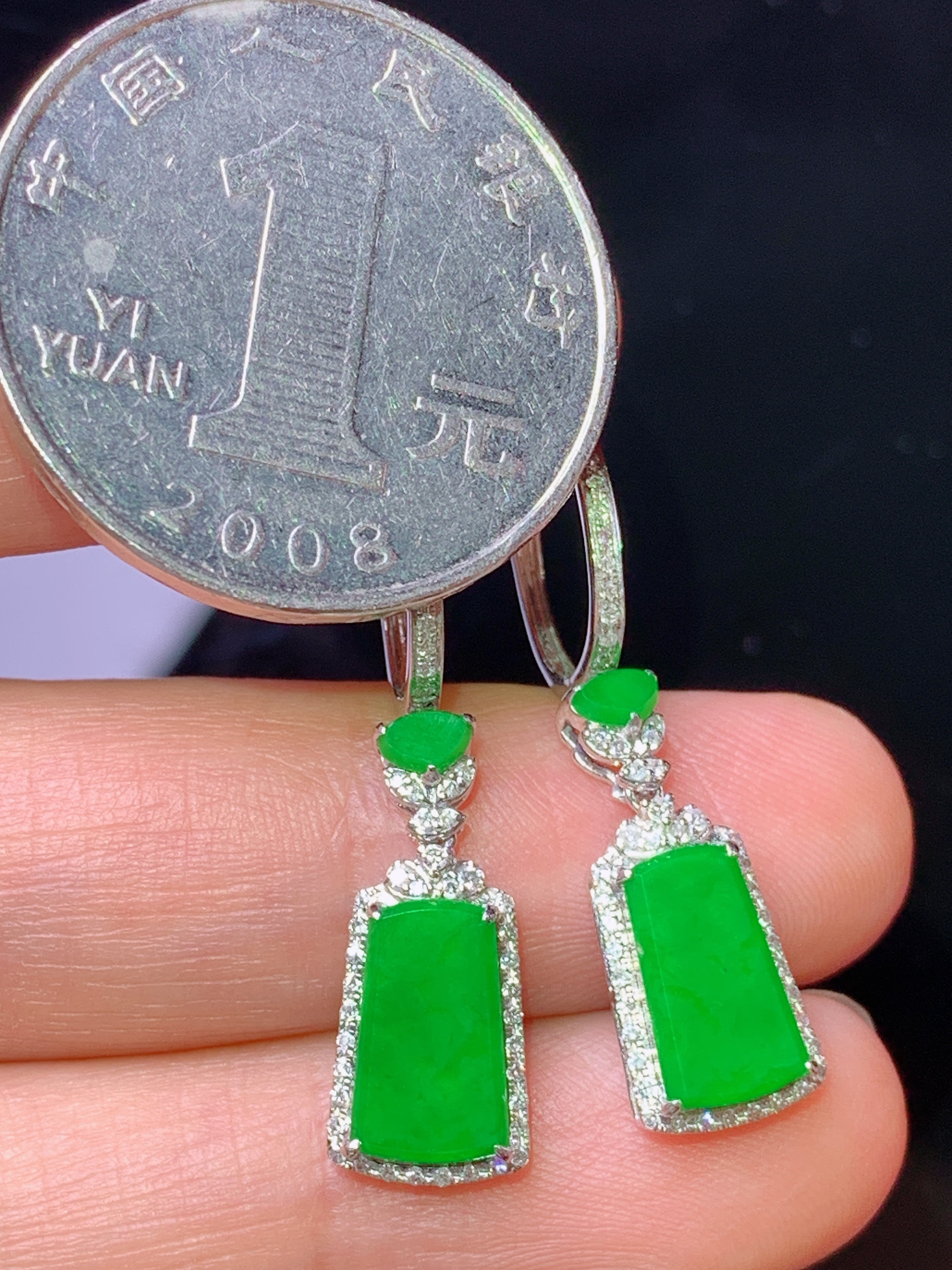 18k金钻镶嵌满绿无事牌耳坠 玉质细腻 色泽艳丽清新 水润亮眼 整体尺寸30.3*7.6*3.3y4