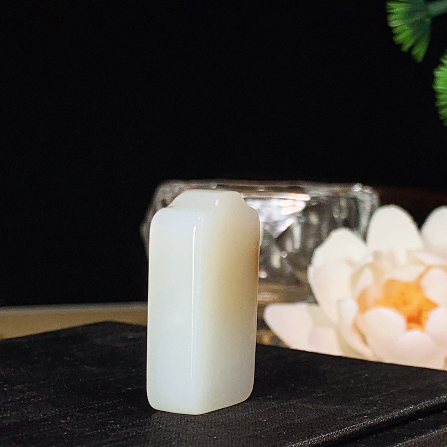 新疆和田玉且末糖平安无事牌挂件。尺寸32/18/8重13.2克 玉质细腻油润 底色纯净 脂粉好，品质好。lt260402