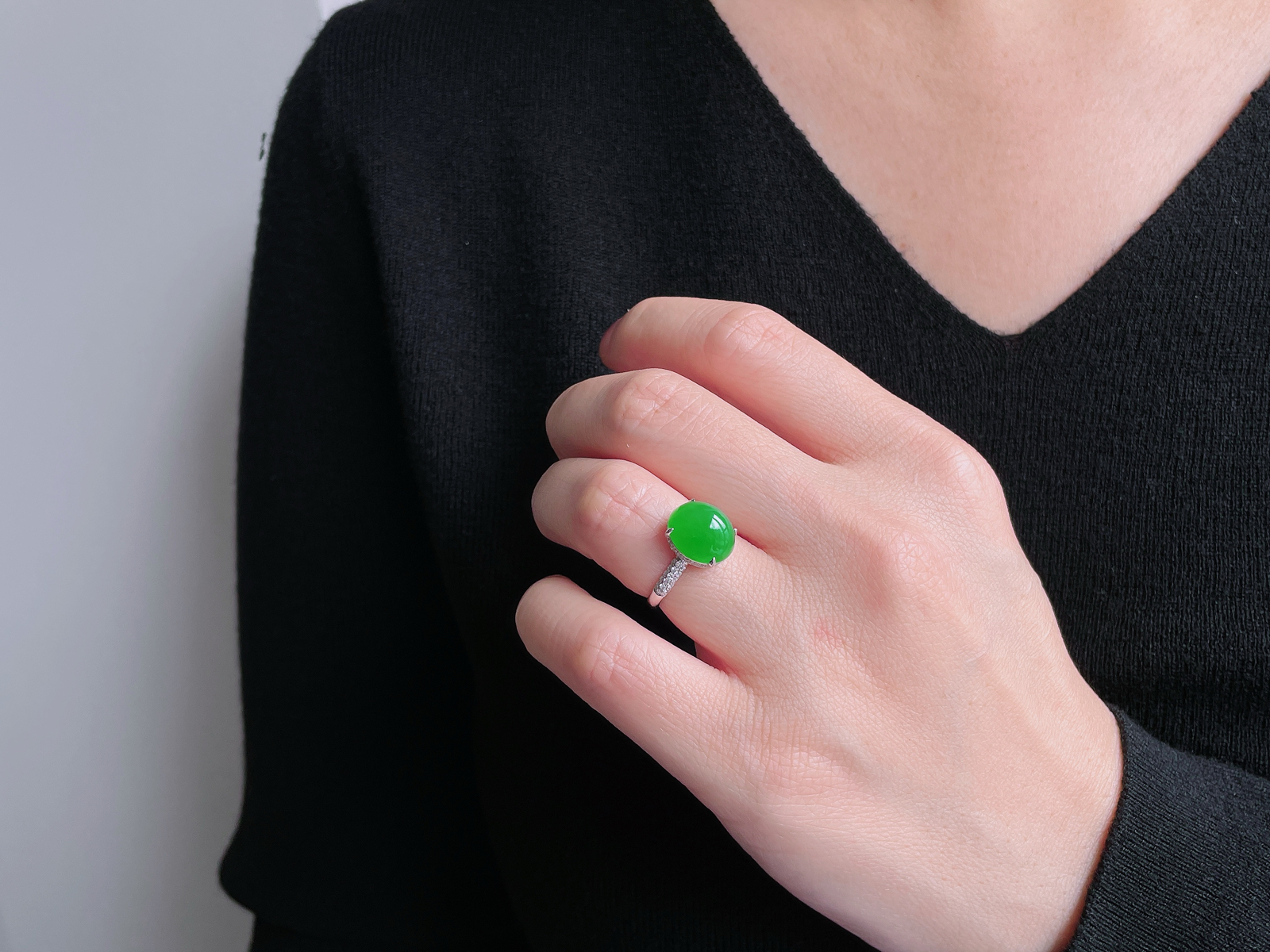 【镶嵌】冰阳绿蛋面戒指
【说明】缅料 18k金镶嵌 性价比高  
【整体】11.6-10-9.8
【裸石】11.6-10-5.6
【圈口】13.5号