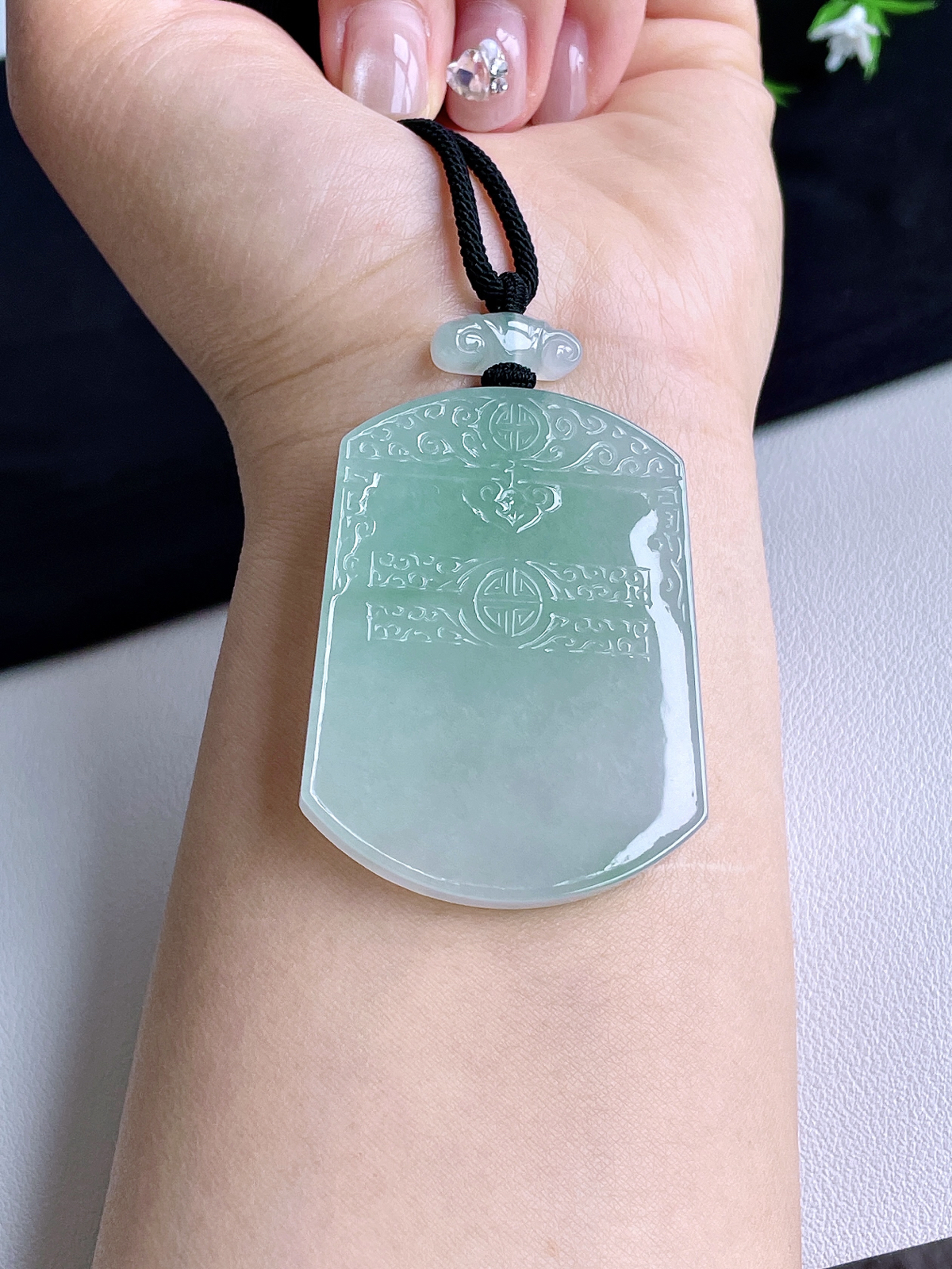 冰飘花仿古牌无事牌吊坠
【说明】缅料 完美 性价比高  
【尺寸】55.8-41.7-5.6