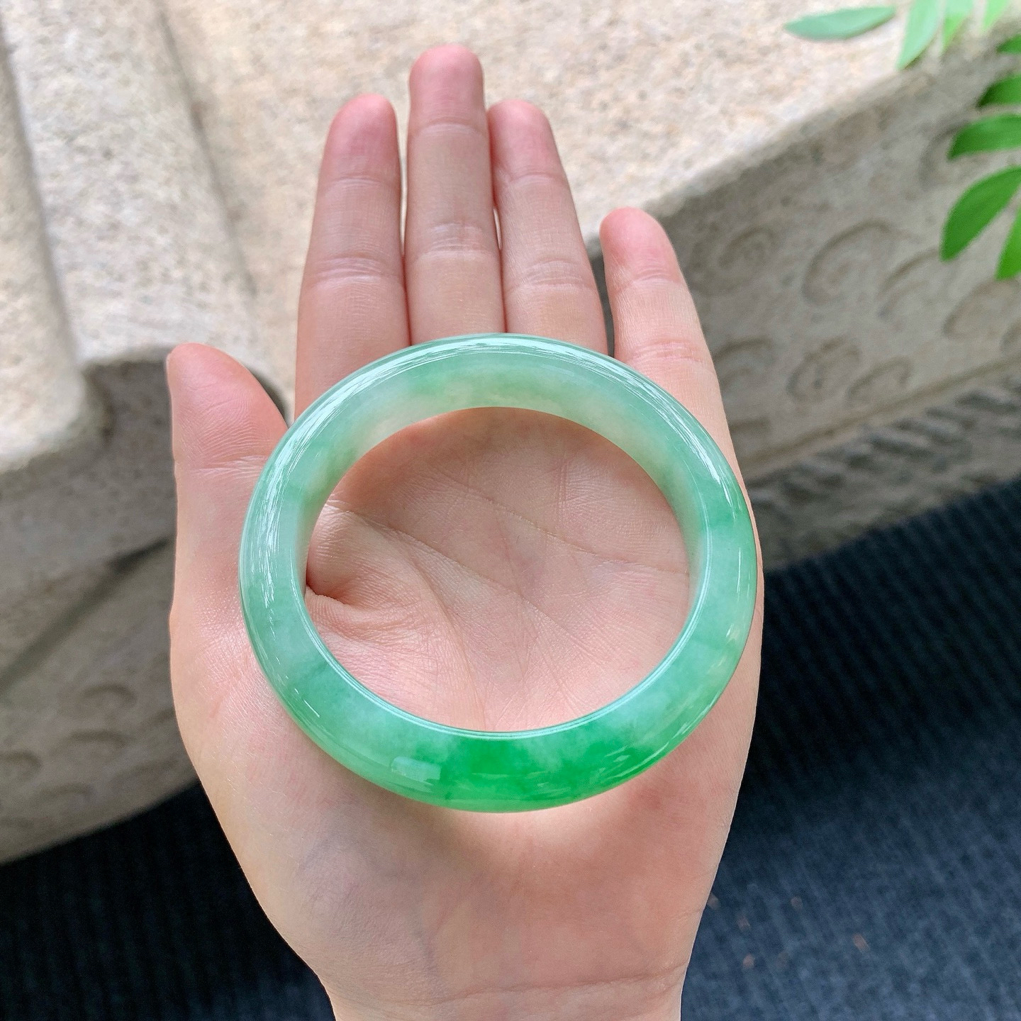 正圈53 54
【圈口】54/12.5/8.3
【描述】冰糯辣绿，水润，种老，细腻，无纹裂！