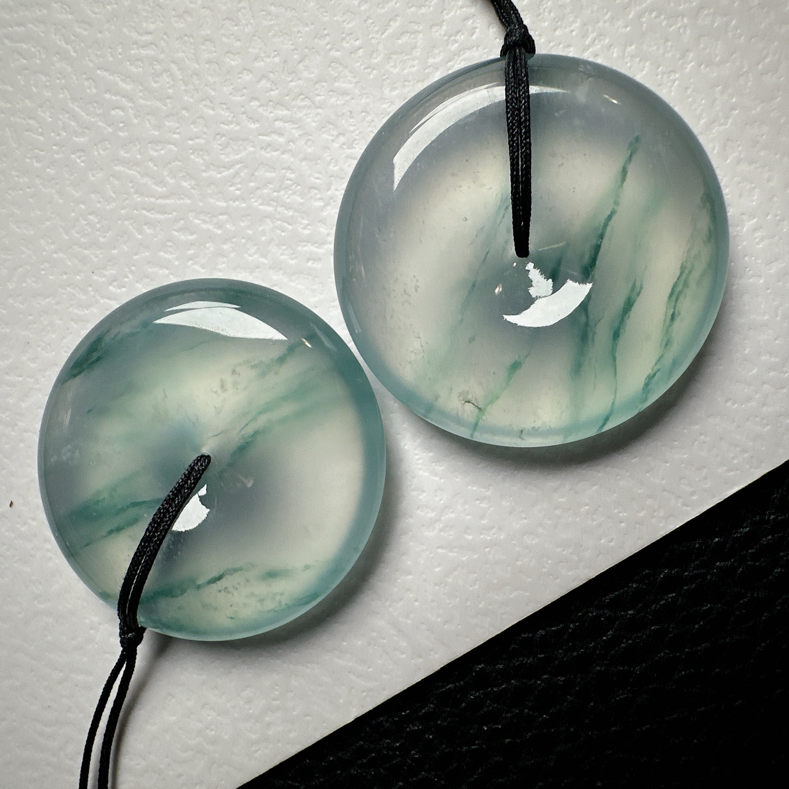 【冰种飘花平安扣一对】质地非常细腻干净，冰润十足，种老冰透，收藏品质，裸石尺寸28*5.8毫米