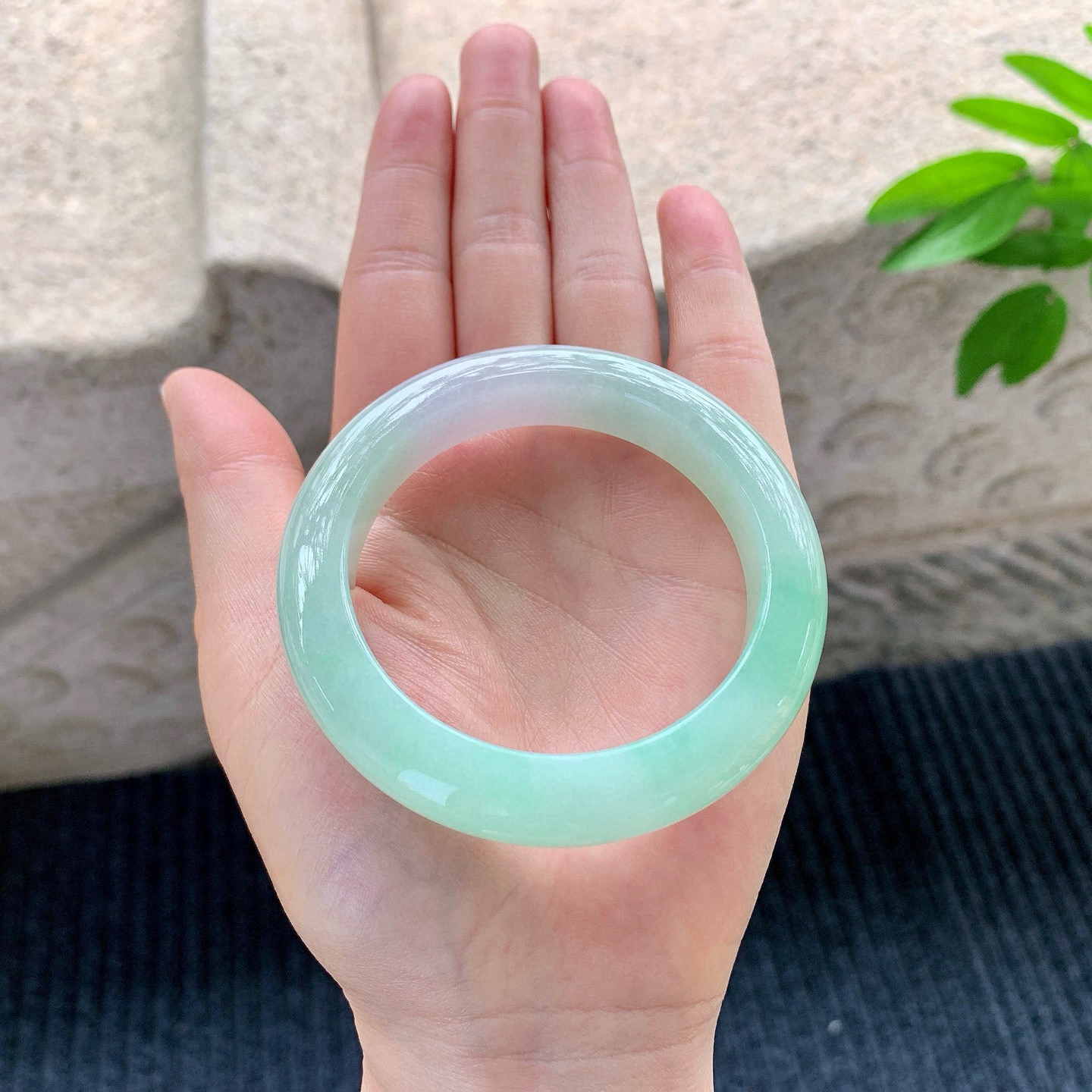 正圈51 52
【圈口】52.9/11.4/9.3
【描述】糯冰果绿，水润，种老，细腻，无纹裂！