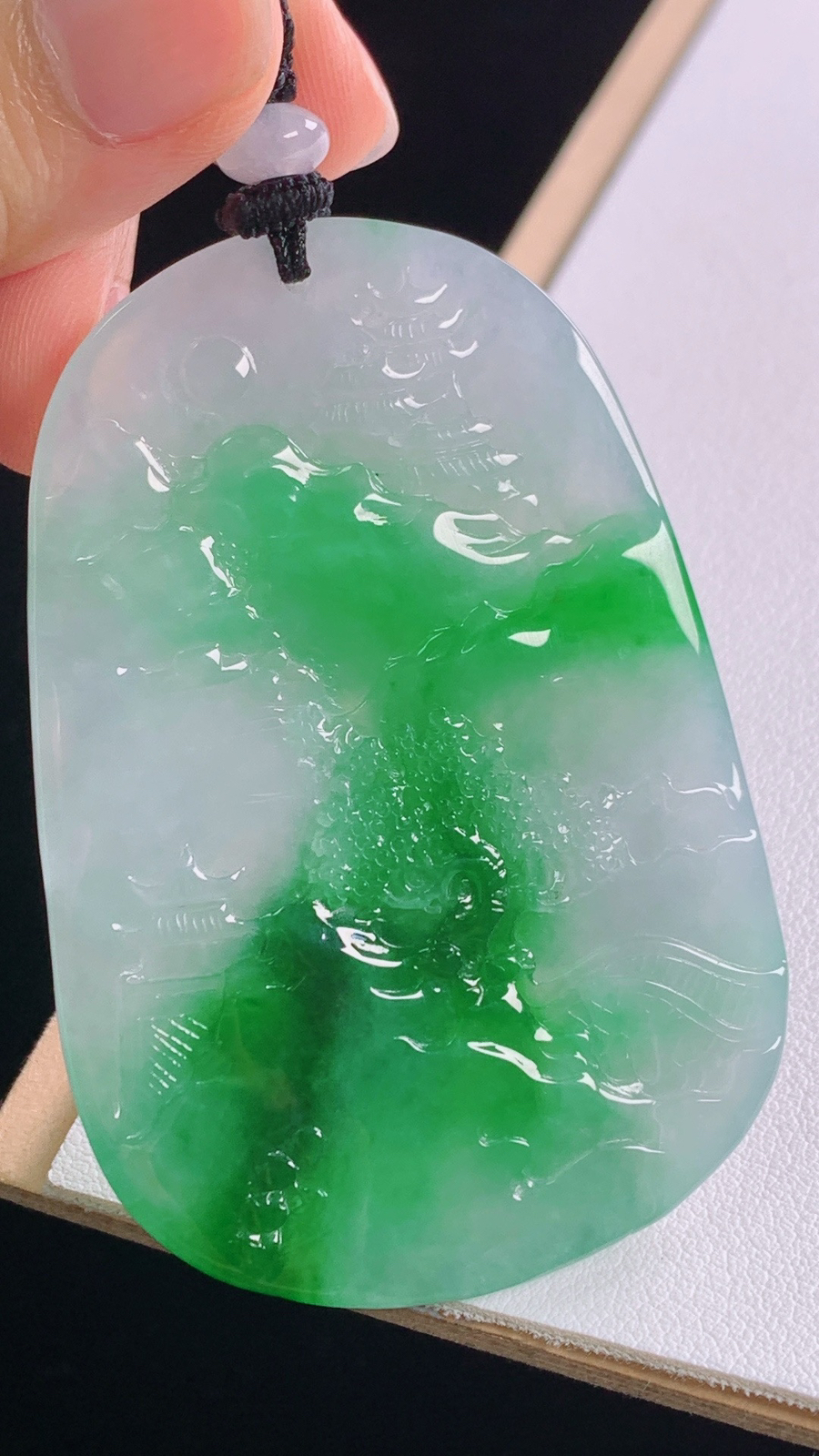 冰飘绿山水牌
花色灵动，雕工精湛
尺寸:69.7-62.7-43.0-5.7mm